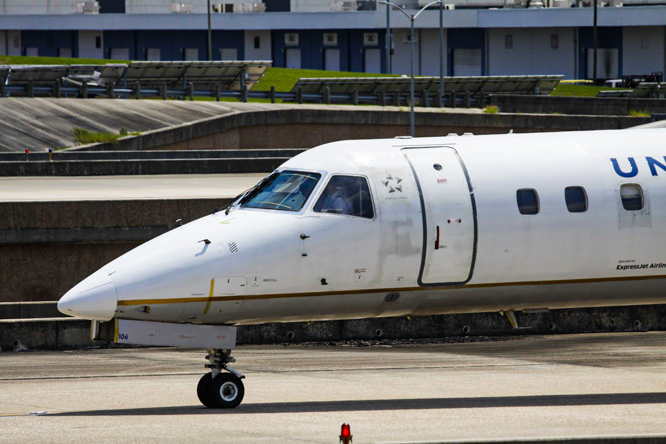 Full size: United Express Embraer ERJ145 N11106 at Houston-George Bush Intercontinental Airport