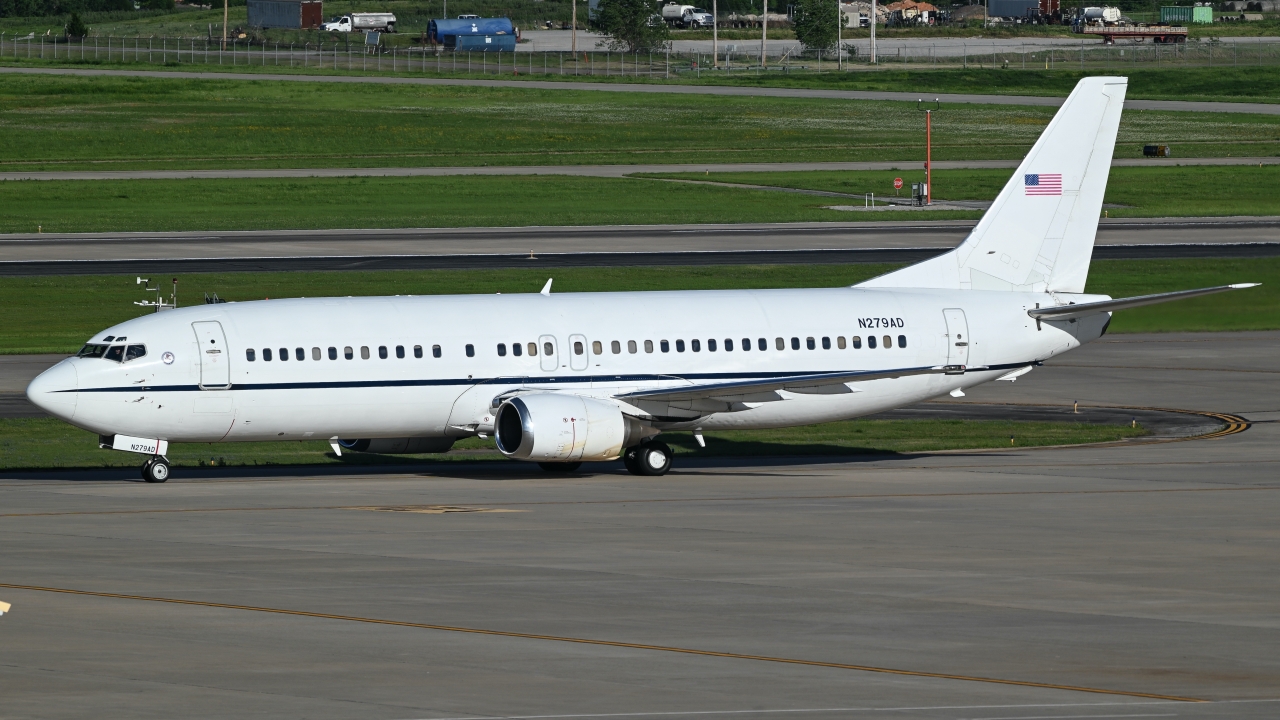 Full size: US Marshals Service Boeing 737-400 N279AD at Will Rogers World Airport