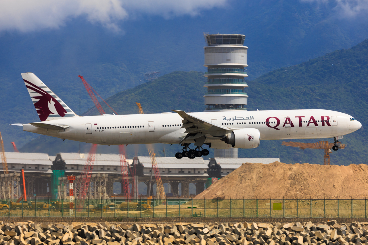Full size: Qatar Airways Boeing 777-300ER A7-BOD at Hong Kong International Airport