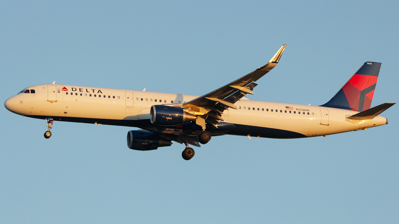 Full size: Delta Airlines Airbus A321-200 N128DN at Tampa International Airport