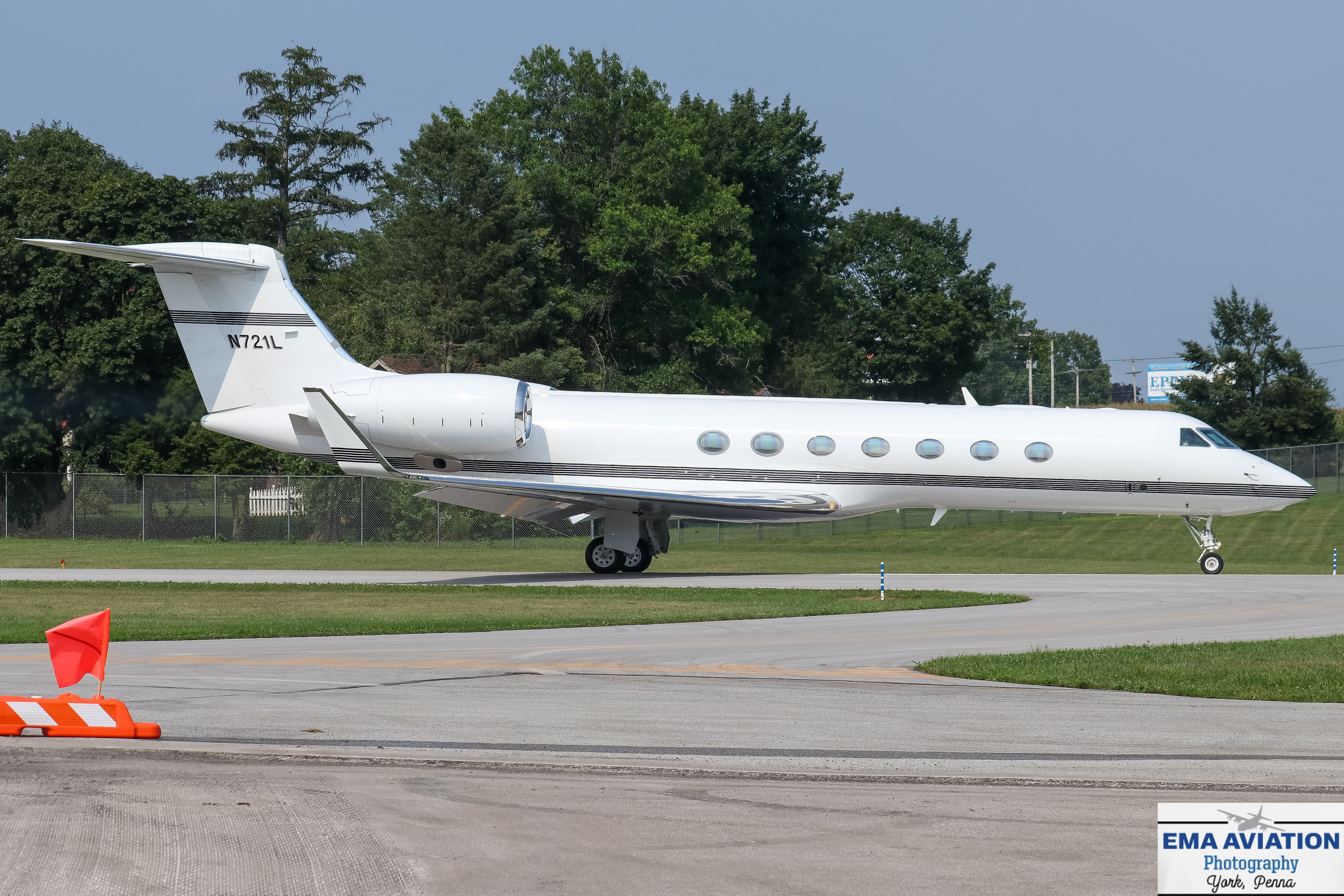 Full size: PRIVATE Gulfstream G550 N721L at York Airport