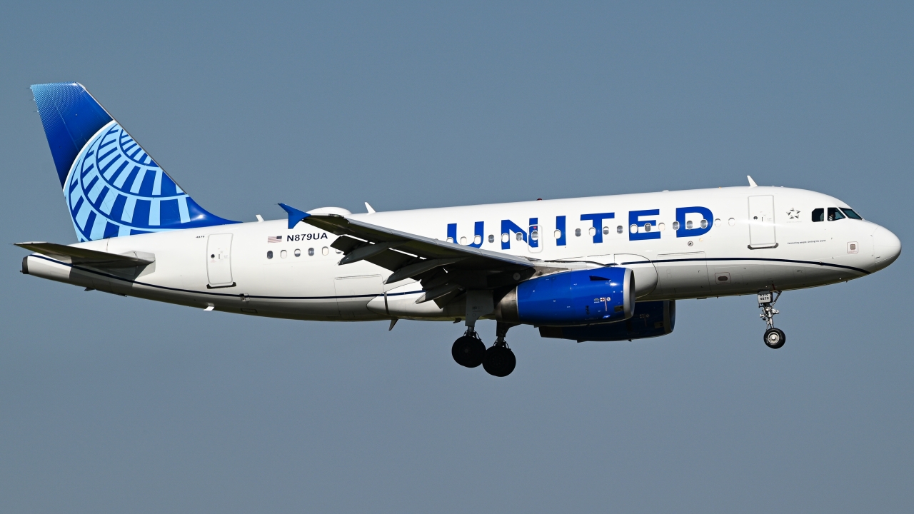 Full size: United Airlines Airbus A319 N879UA at Dallas-Fort Worth International Airport