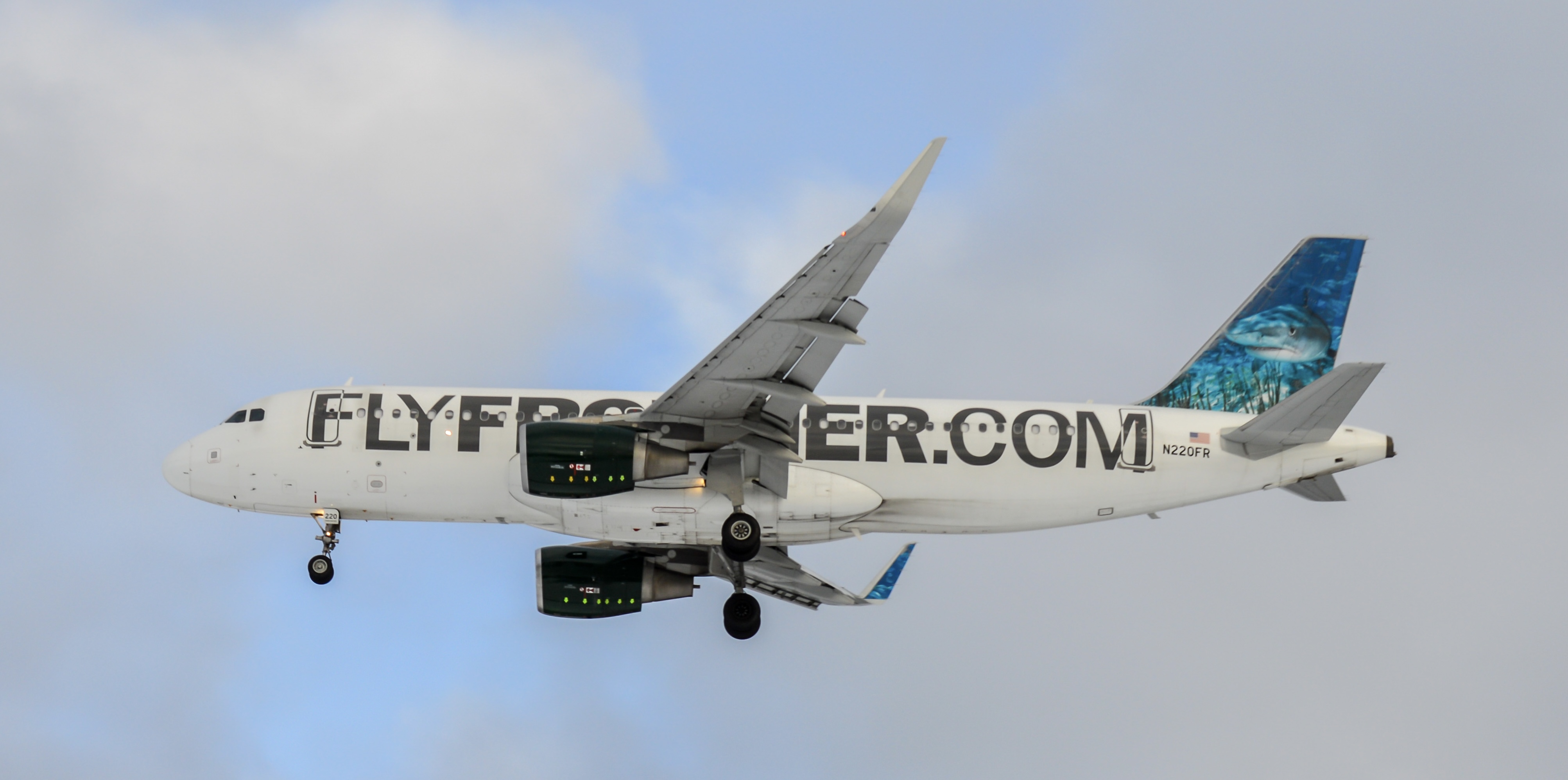 Full size: Frontier Airlines Airbus A320 N220FR at General Mitchell International Airport