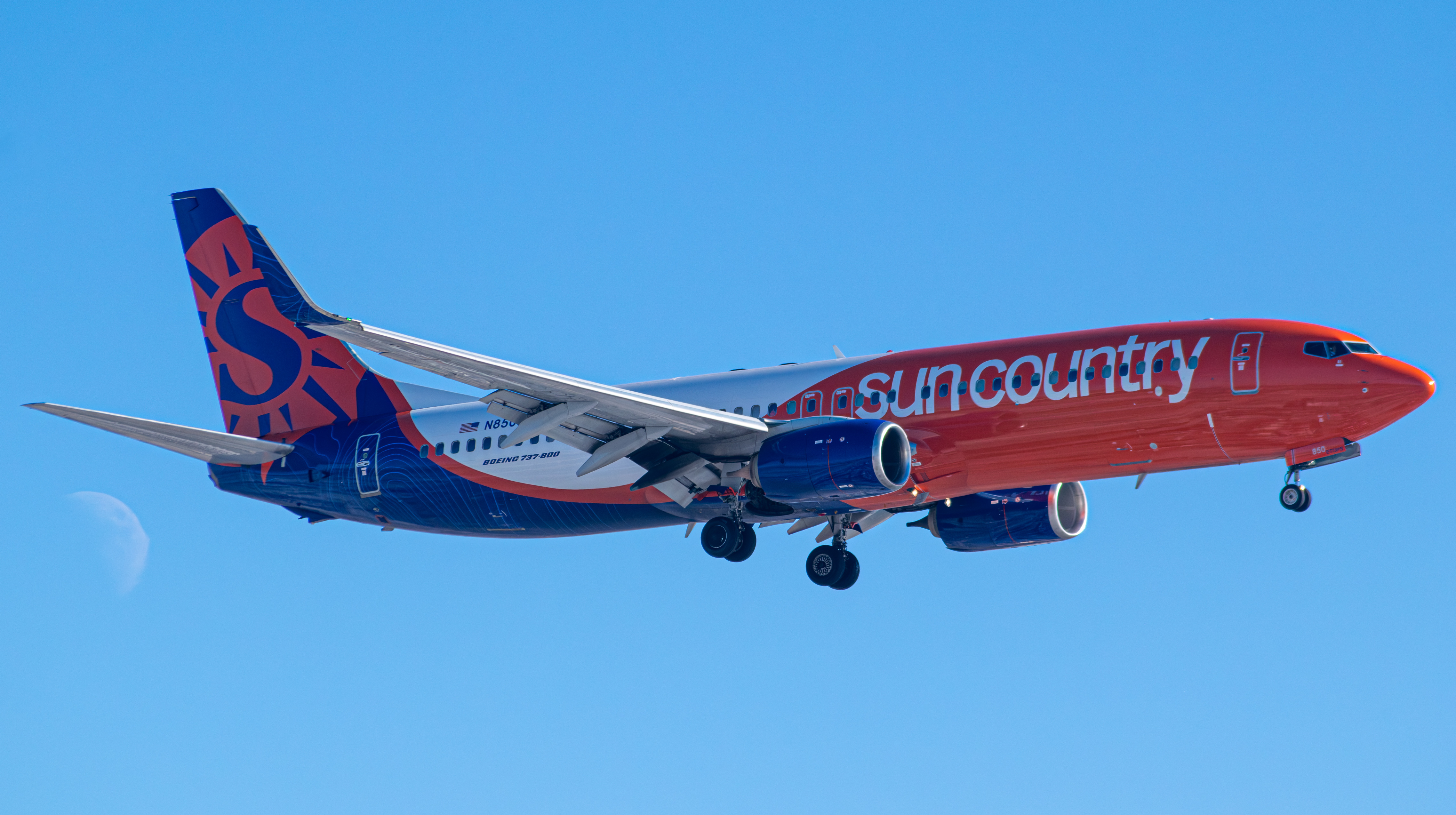 Full size: Sun Country Airlines Boeing 737-800 N85O3Y at Newark Liberty International Airport