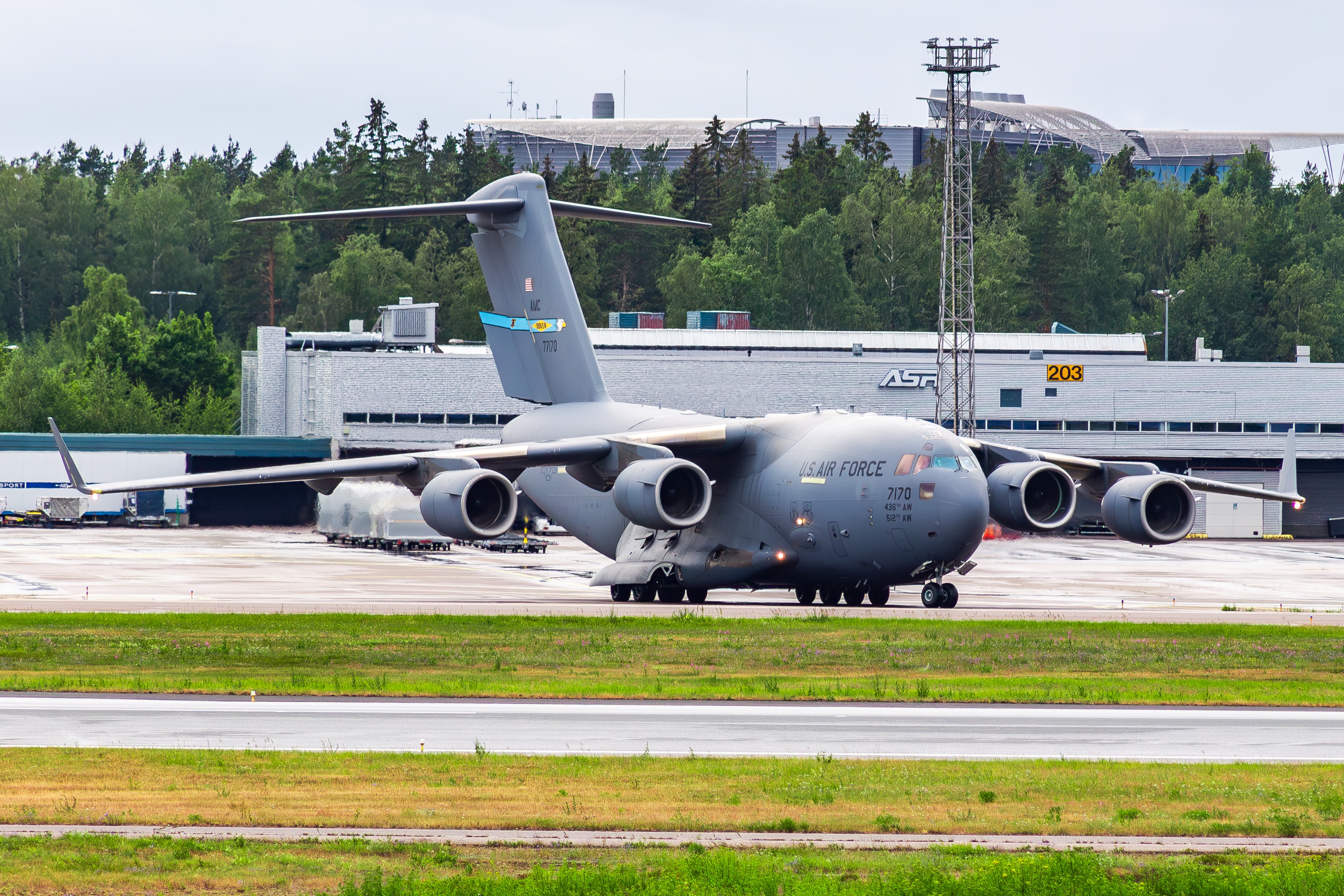 Full size: USAF - United States Air Force Boeing C-17 Globemaster III 07-7170 at Helsinki Vantaa Airport