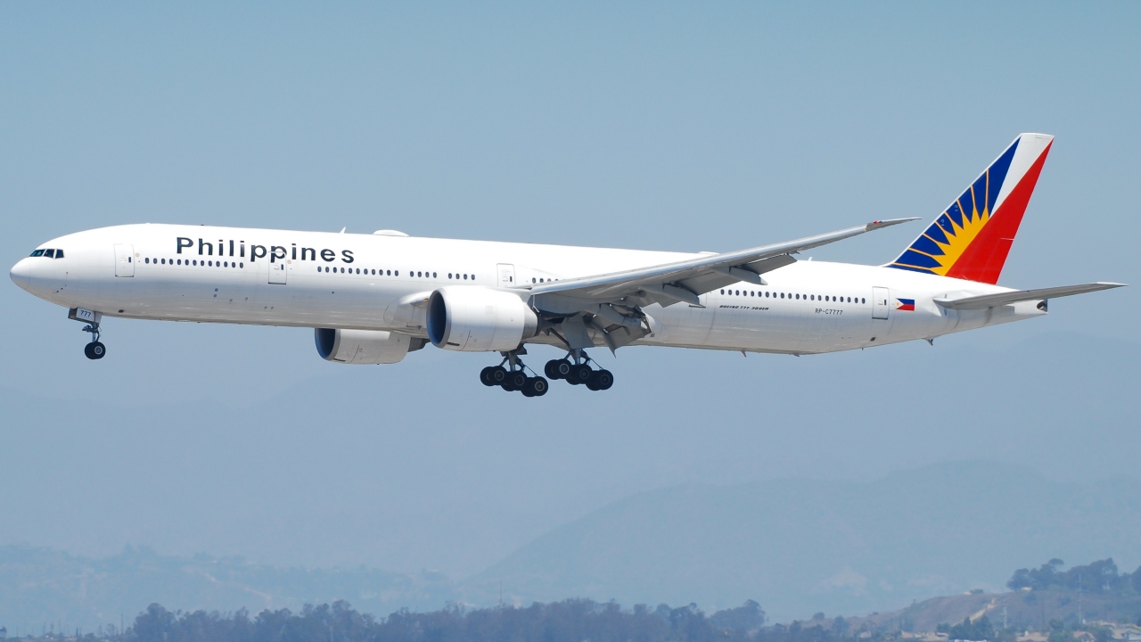Full size: Philippine Airlines Boeing 777-300ER RP-C7777 at Los Angeles International Airport