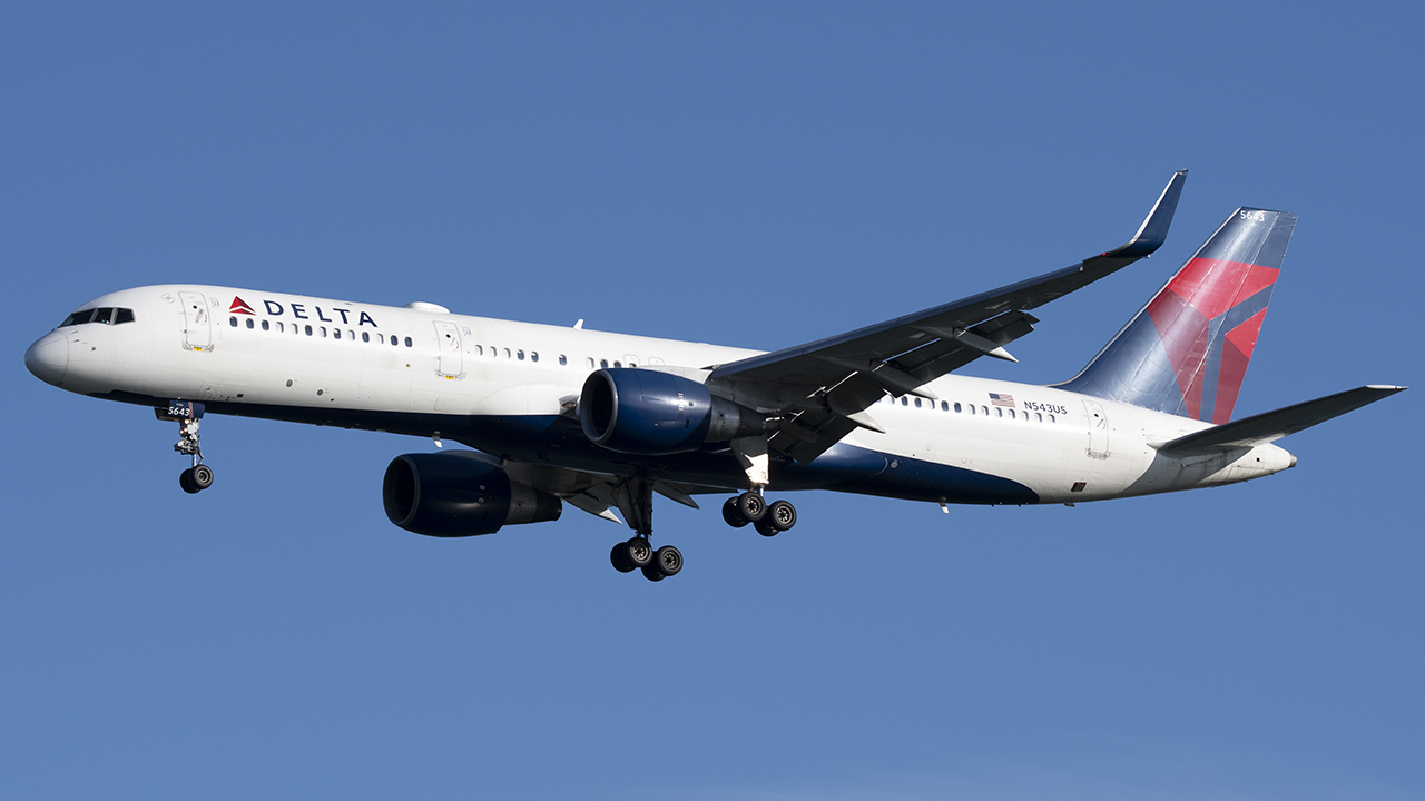 Full size: Delta Airlines Boeing 757-200 N543US at Ronald Reagan National Airport