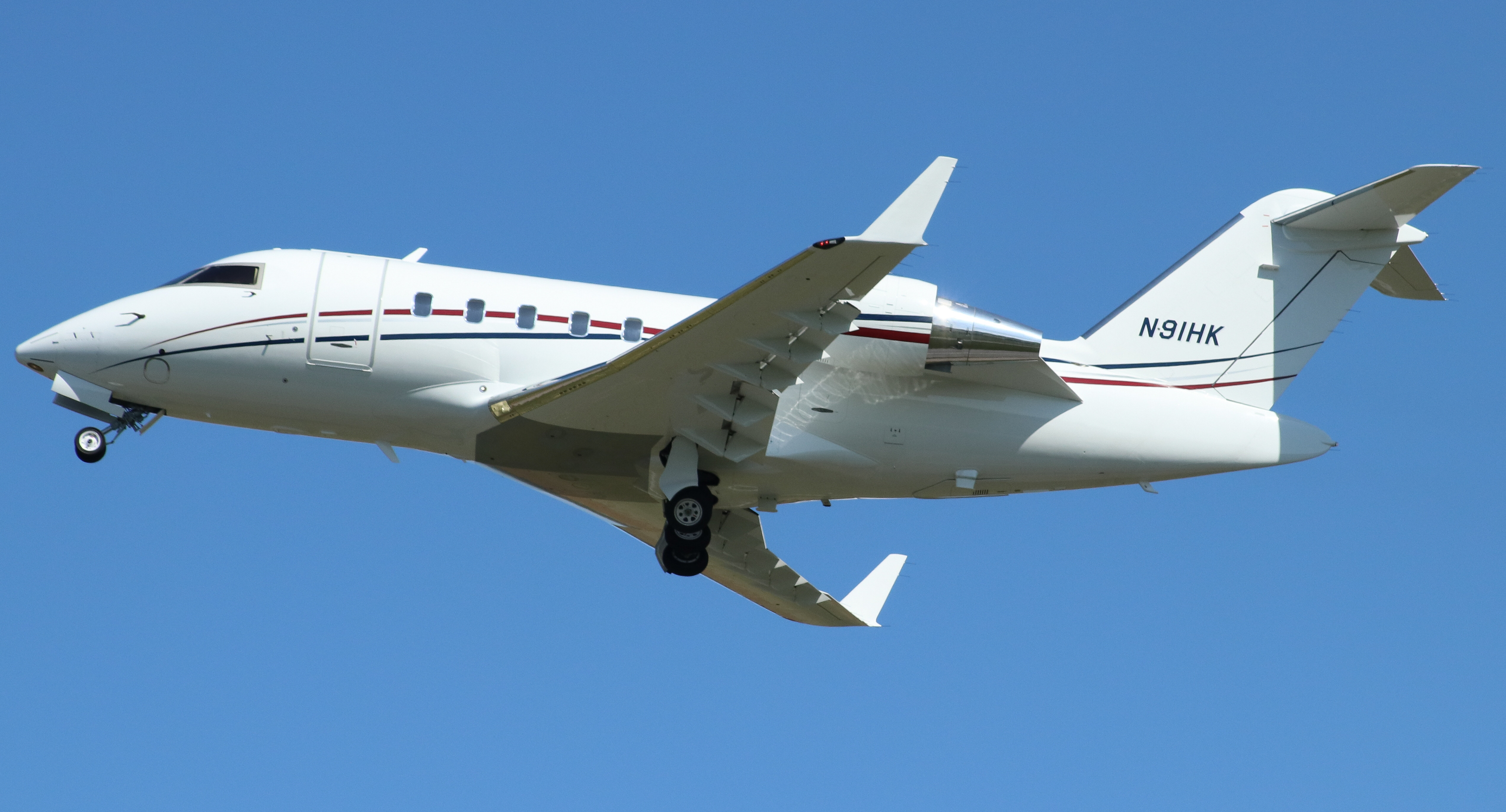 Full size: PRIVATE Bombardier Challenger 650 N91HK at York Airport