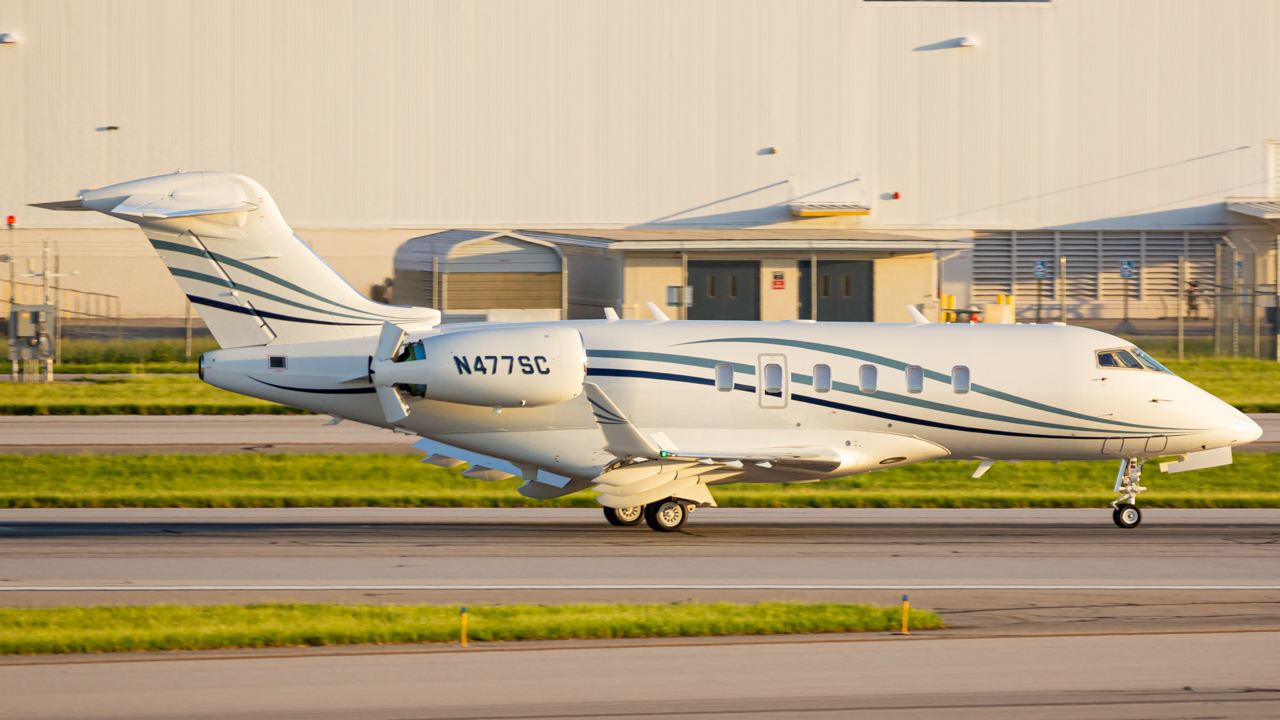 Full size: PRIVATE Bombardier Challenger 350 N477SC at John Glenn Columbus International Airport