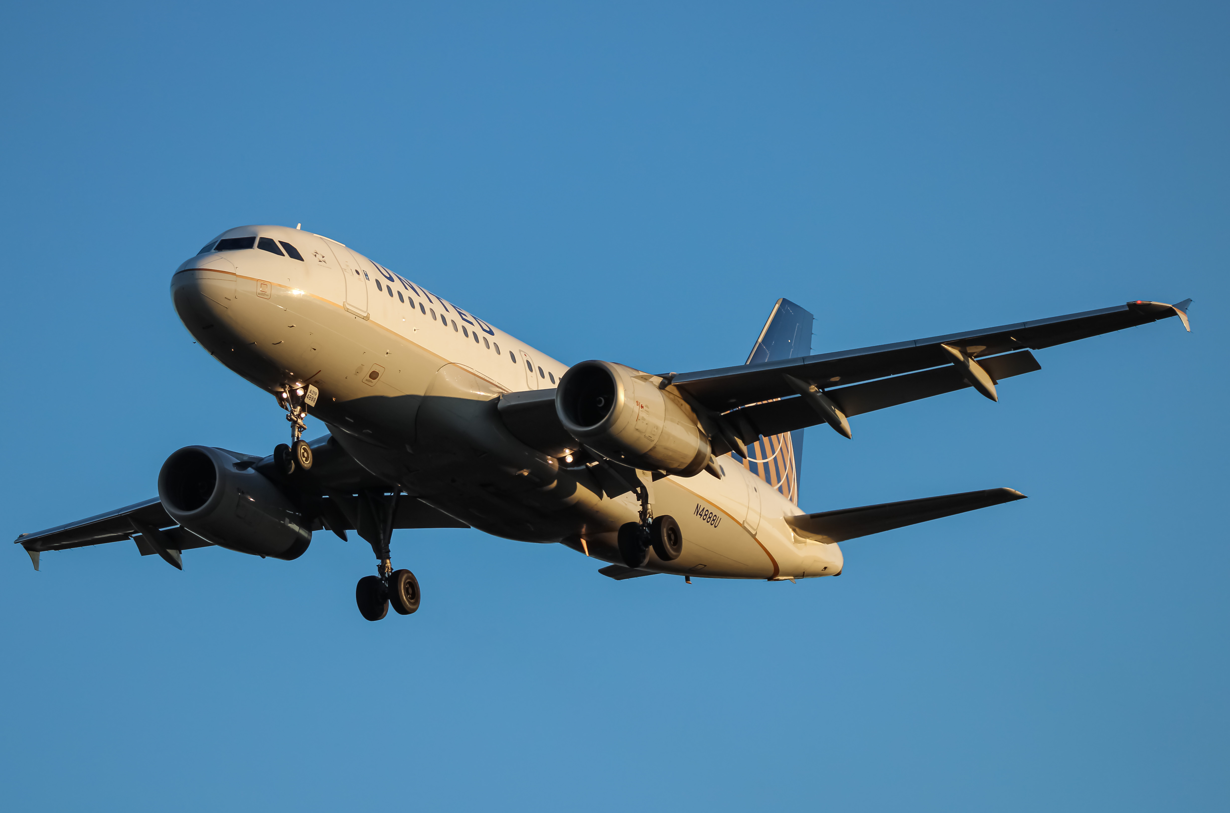Full size: United Airlines Airbus A319 N4888U at Washington Dulles International Airport