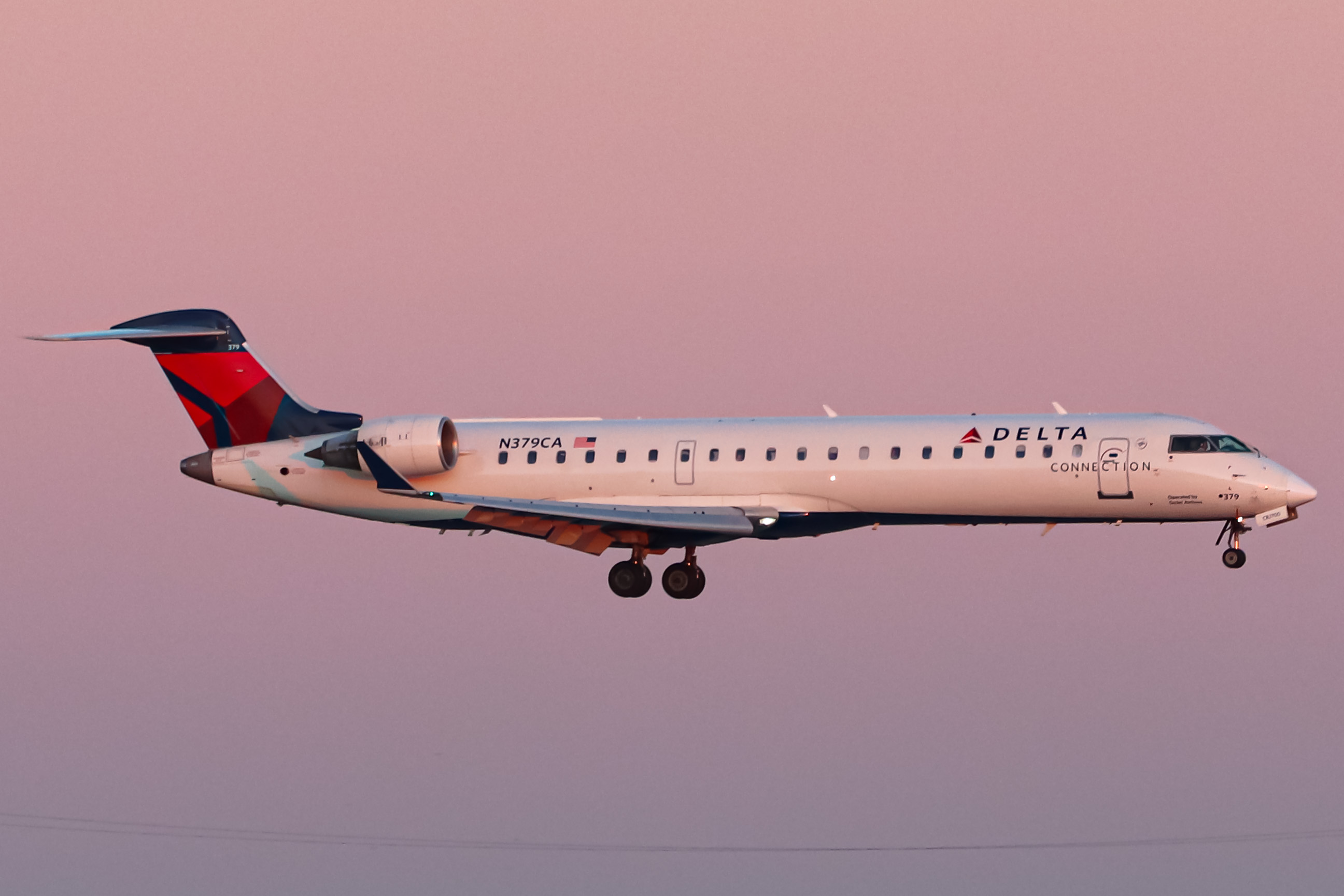Full size: GoJet Mitsubishi CRJ-700 N379CA at Cincinnati/Northern Kentucky International Airport