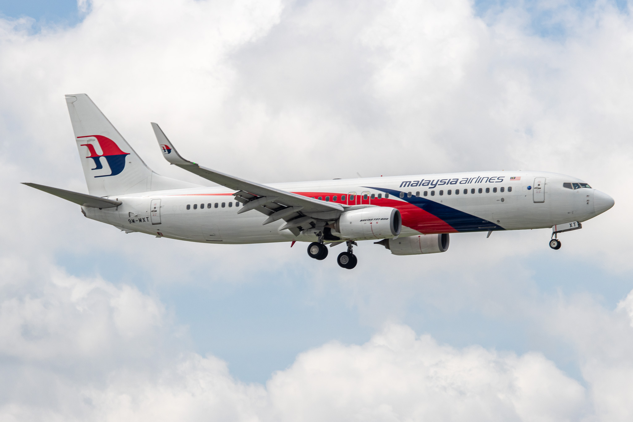 Full size: Malaysia Airlines Boeing 737-800 9M-MXT at Tan Son Nhat International Airport
