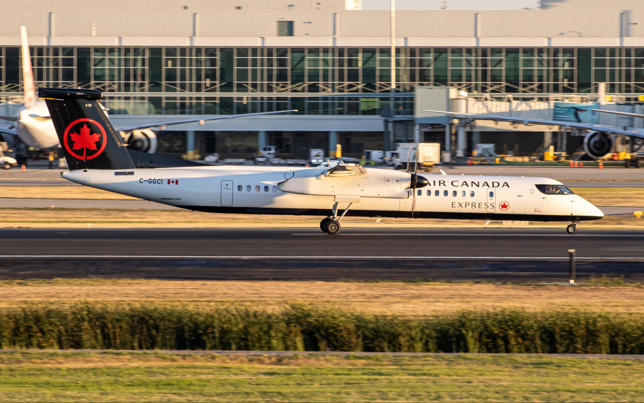 Full size: Air Canada Express De Havilland Dash-8 Q400 C-GGCI at Vancouver International Airport