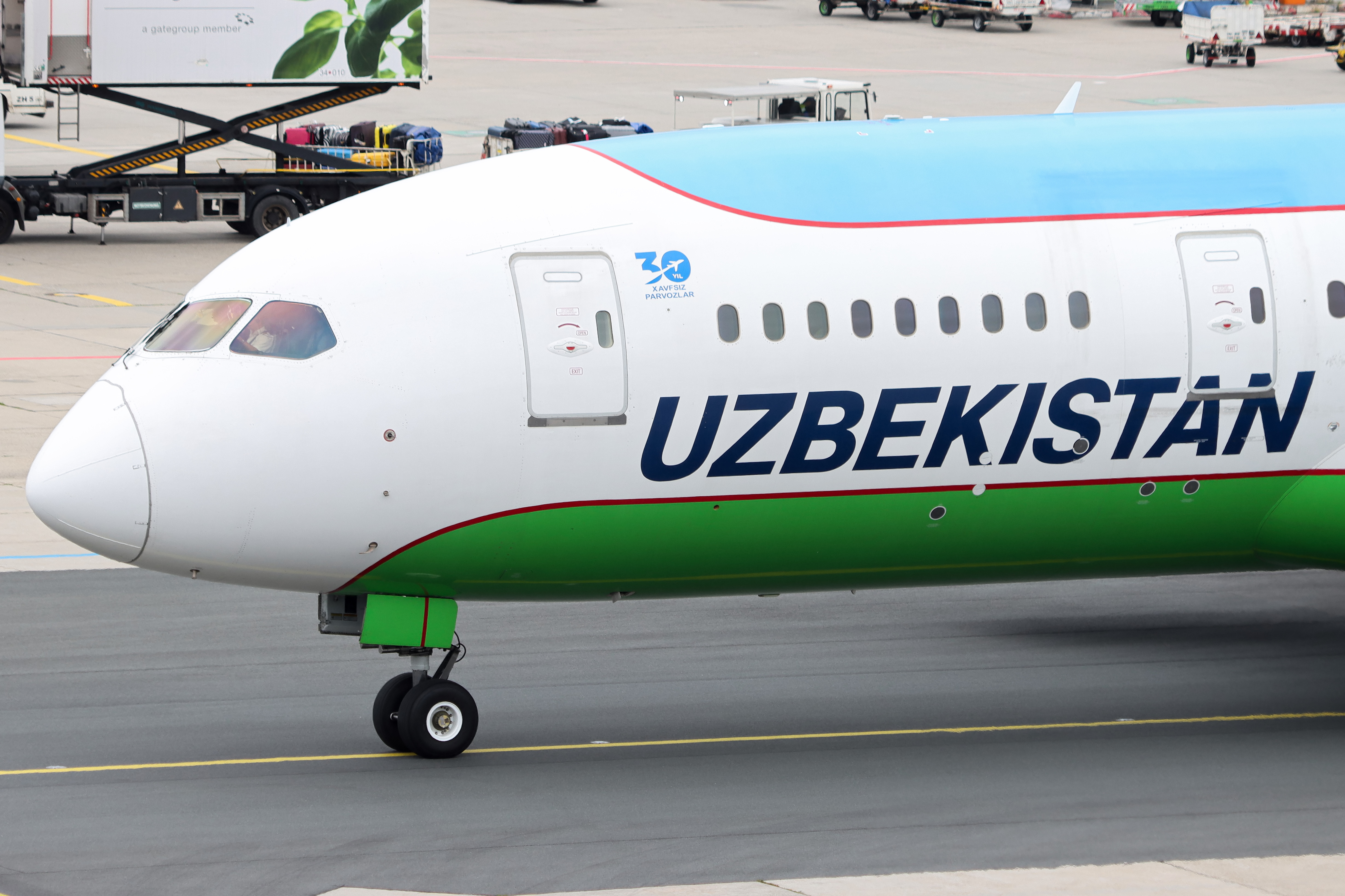 Full size: Uzbekistan Airways Boeing 787-8 UK78701 at Frankfurt International Airport