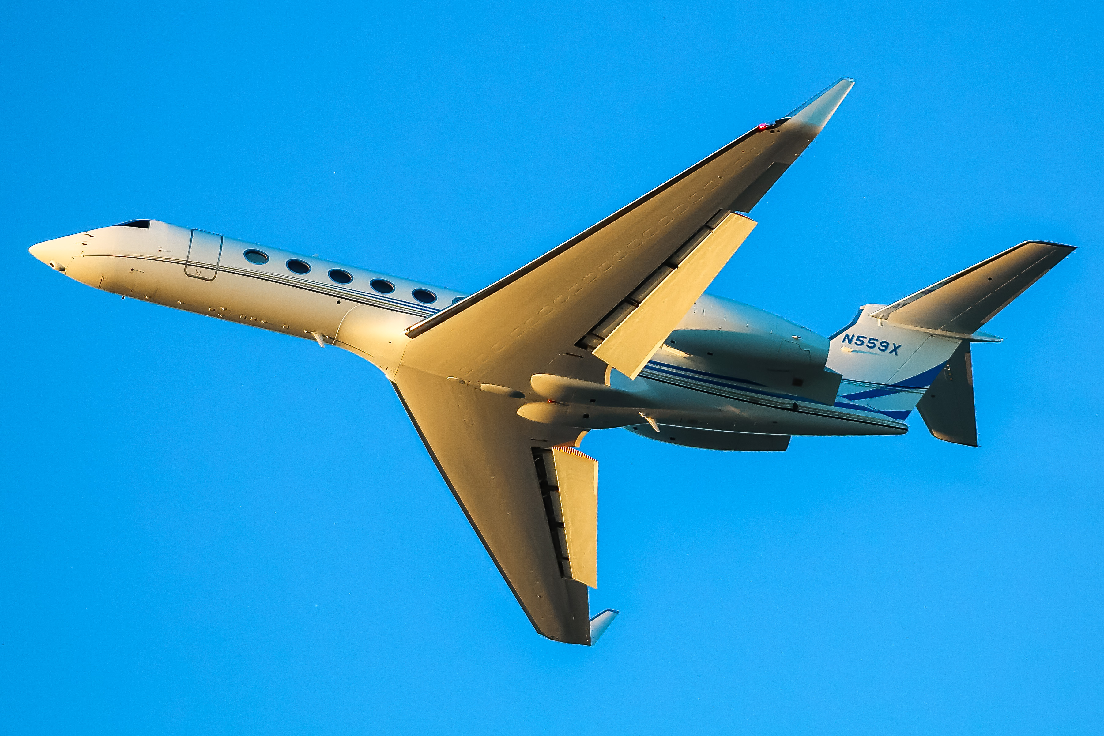 Full size: PRIVATE Gulfstream G550 N559X at General Mitchell International Airport