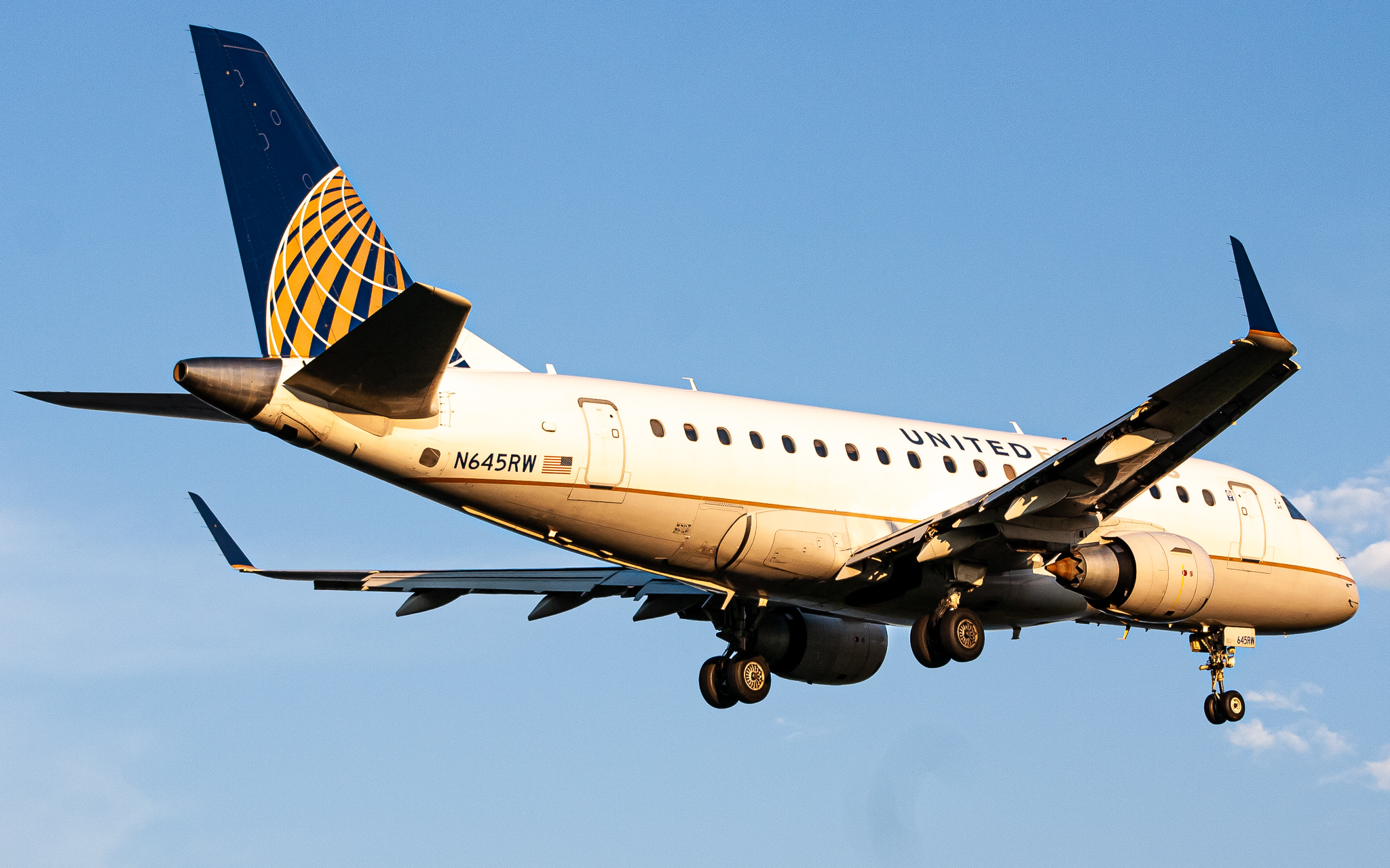 Full size: United Express Embraer E170 N645RW at Ronald Reagan National Airport