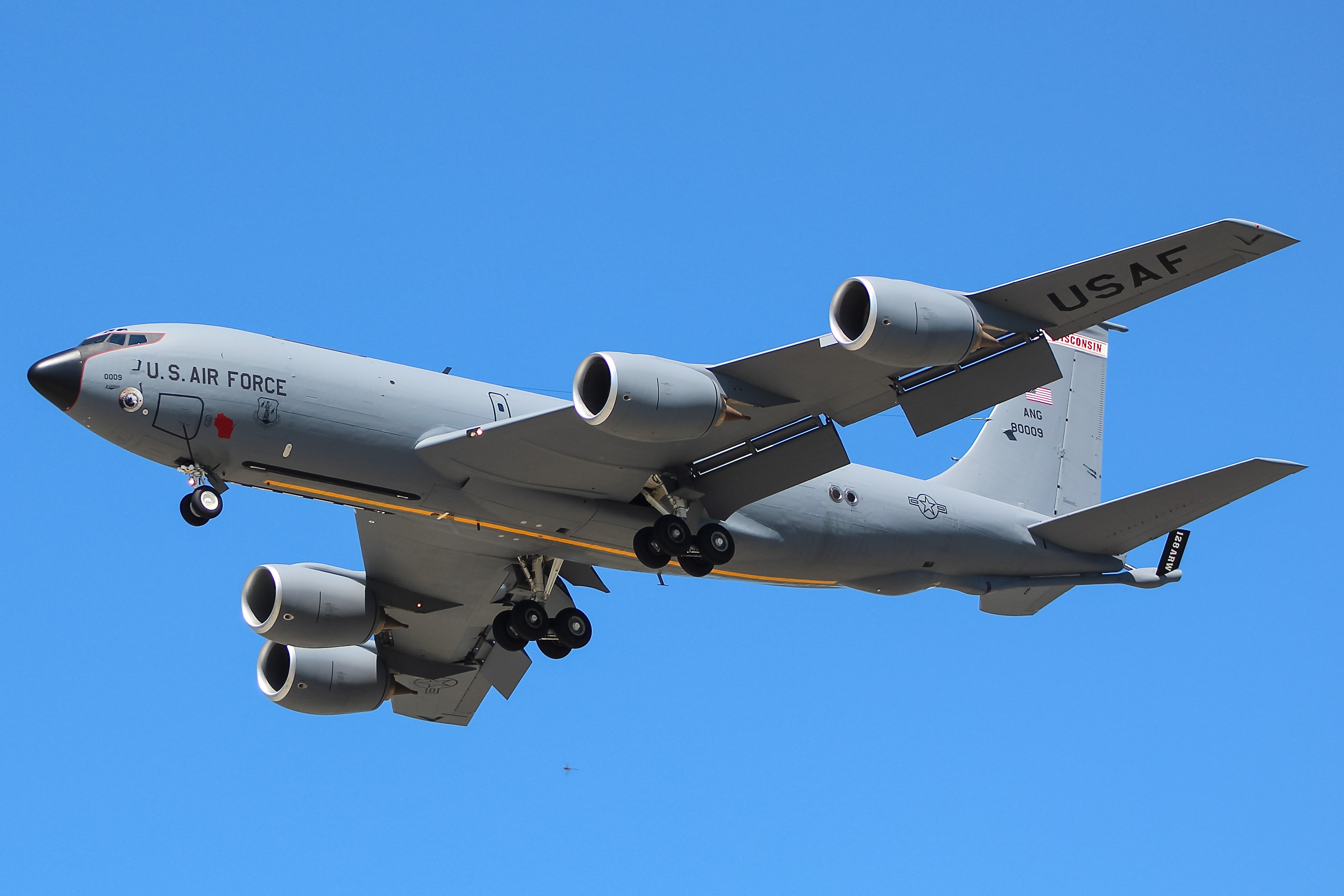 Full size: USAF - United States Air Force Boeing KC-135 Stratotanker 58-0009 at General Mitchell International Airport