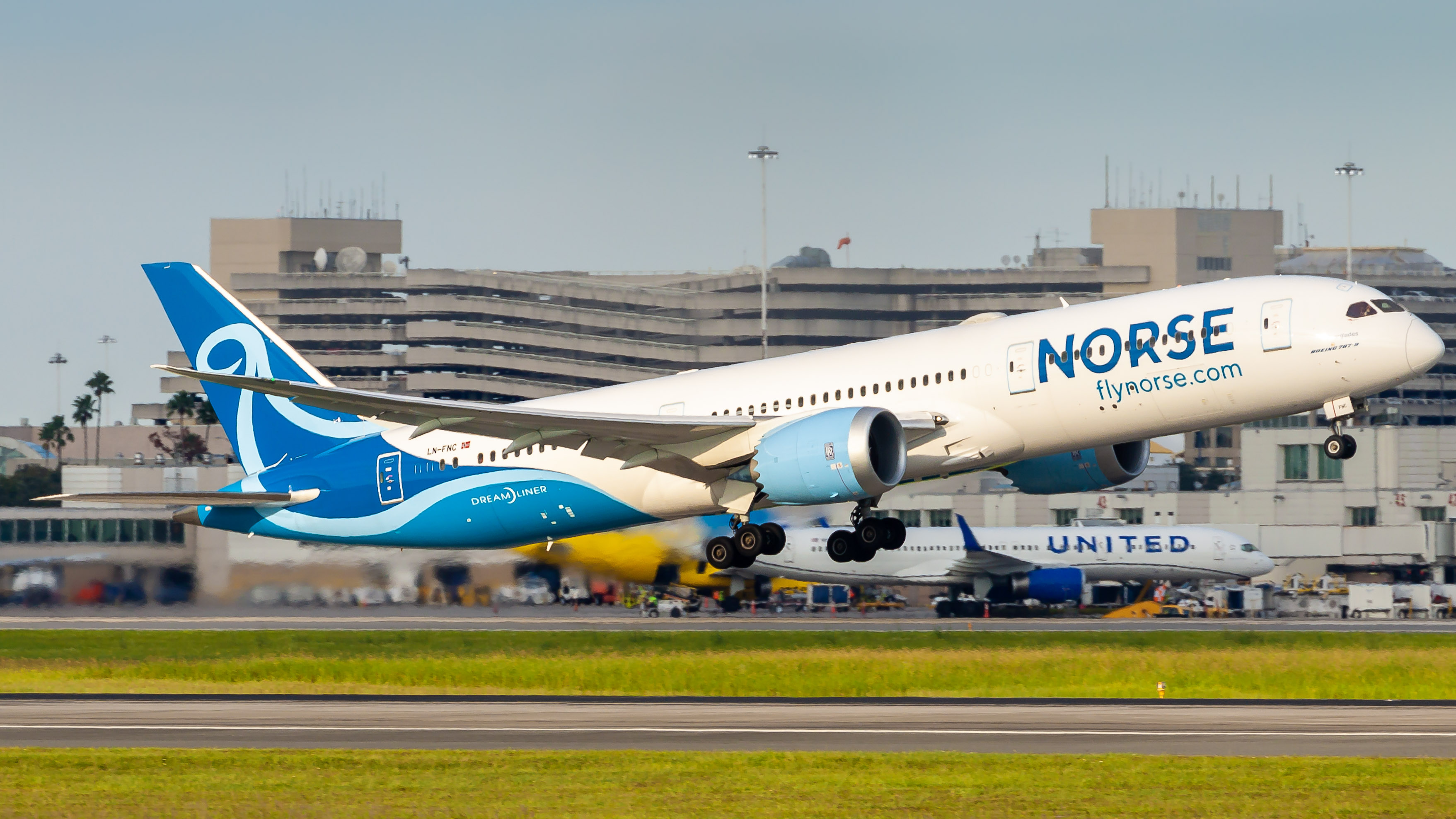 Full size: Norse Airways Boeing 787-9 LN-FNC at Orlando International Airport