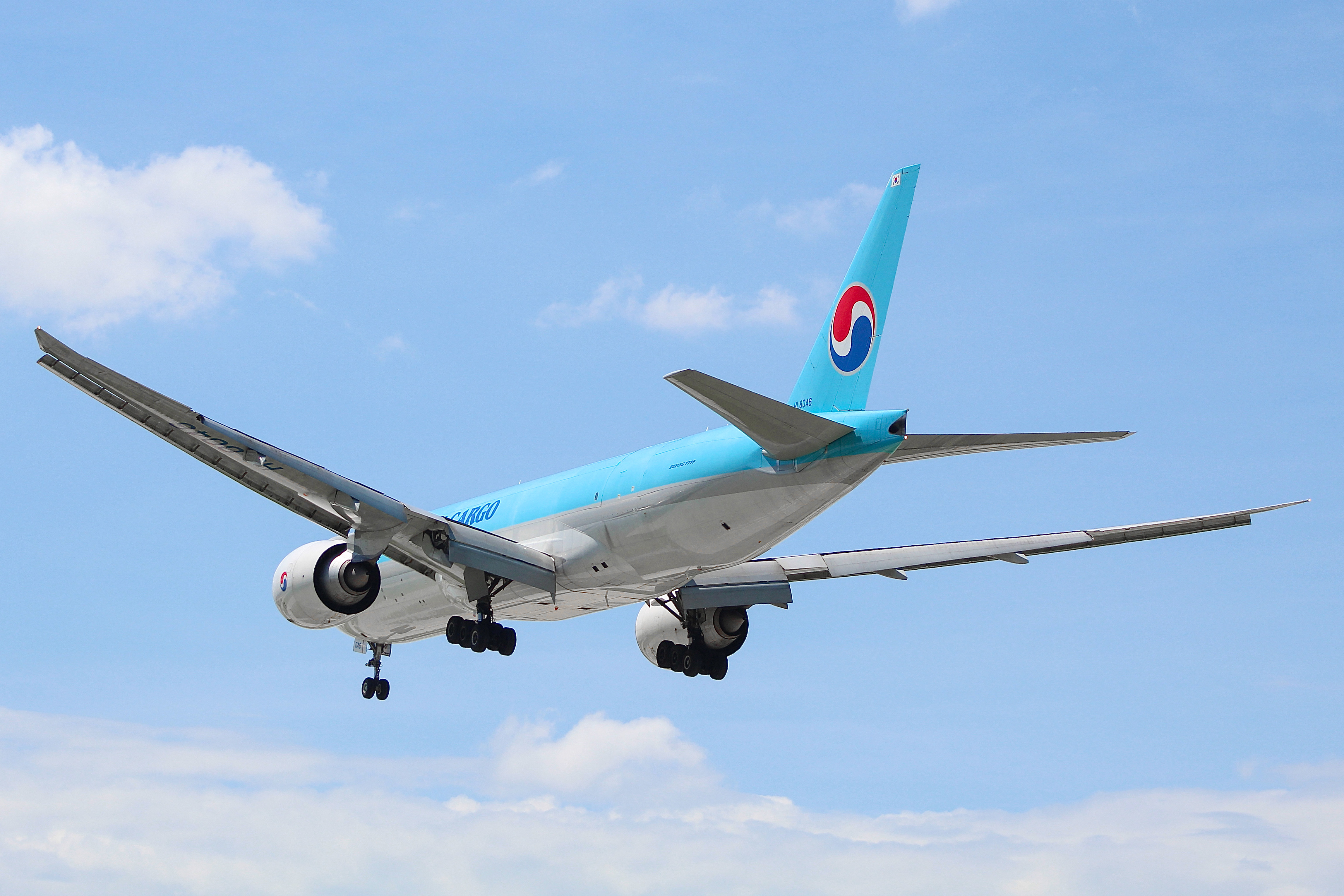Full size: Korean Air Cargo Boeing 777-F HL8046 at Chicago O'Hare International Airport