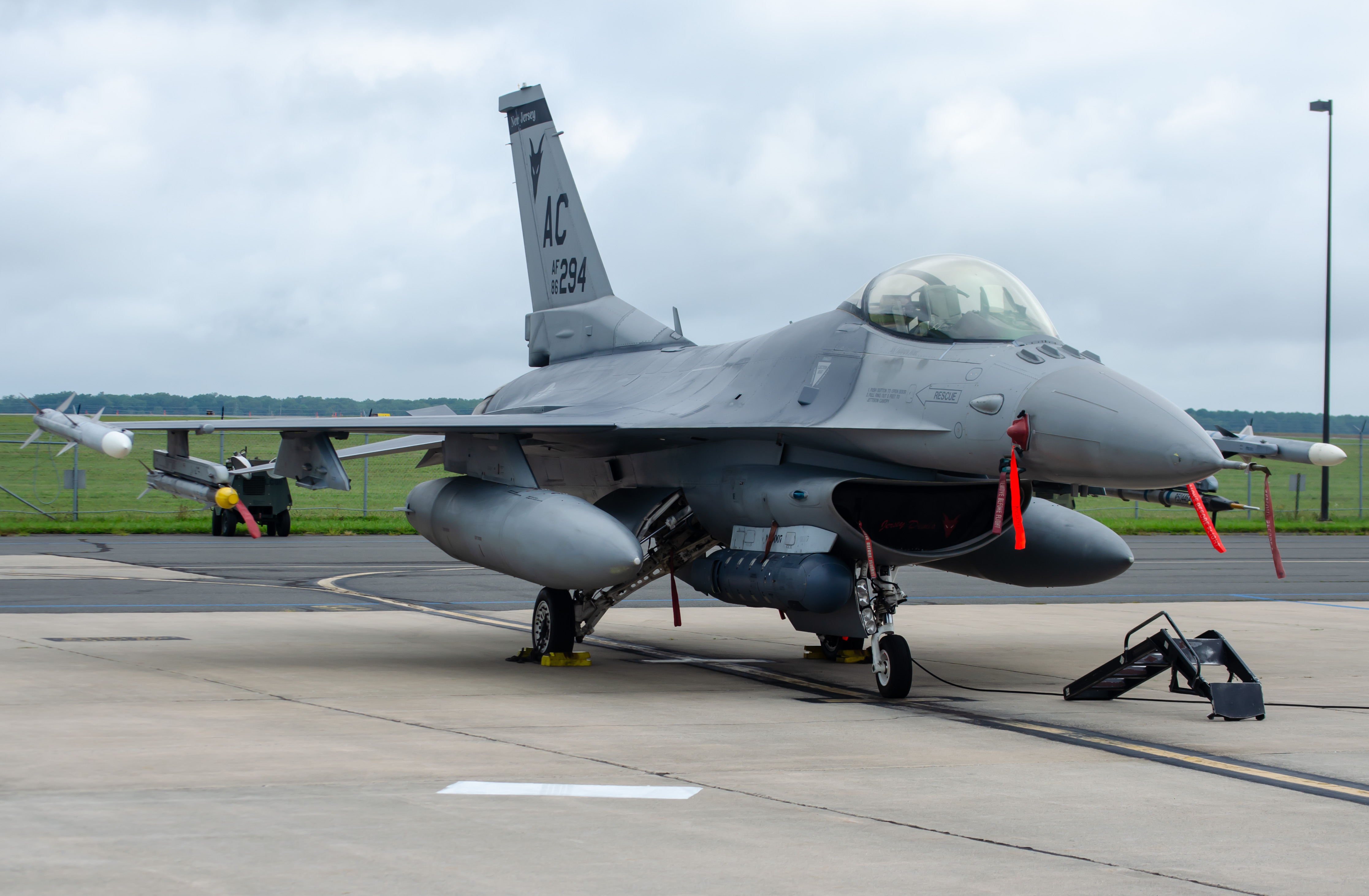 Full size: Air National Guard General Dynamics F-16 Fighting Falcon 86-0294 at Atlantic City International Airport