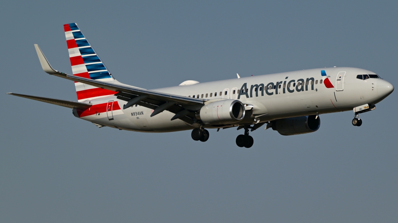 Full size: American Airlines Boeing 737-800 N934AN at Dallas-Fort Worth International Airport
