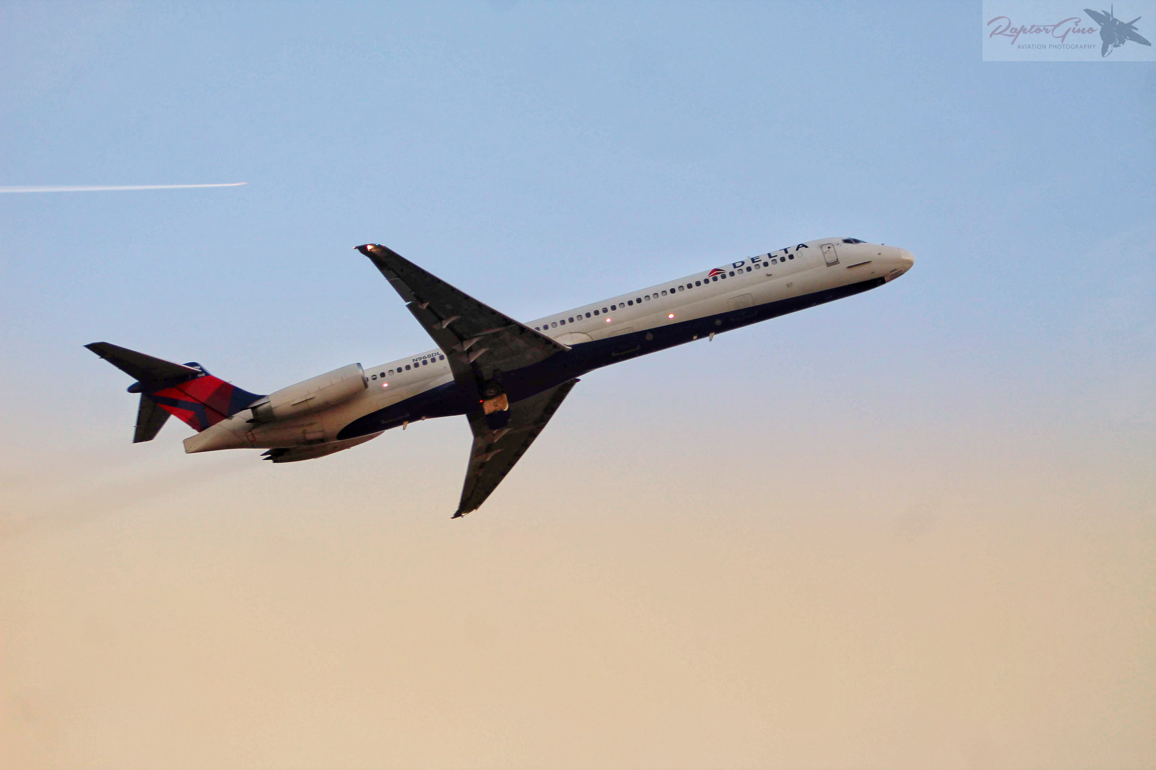 Full size: Delta Airlines McDonnell Douglas MD-88 N968DL  at Norfolk International Airport