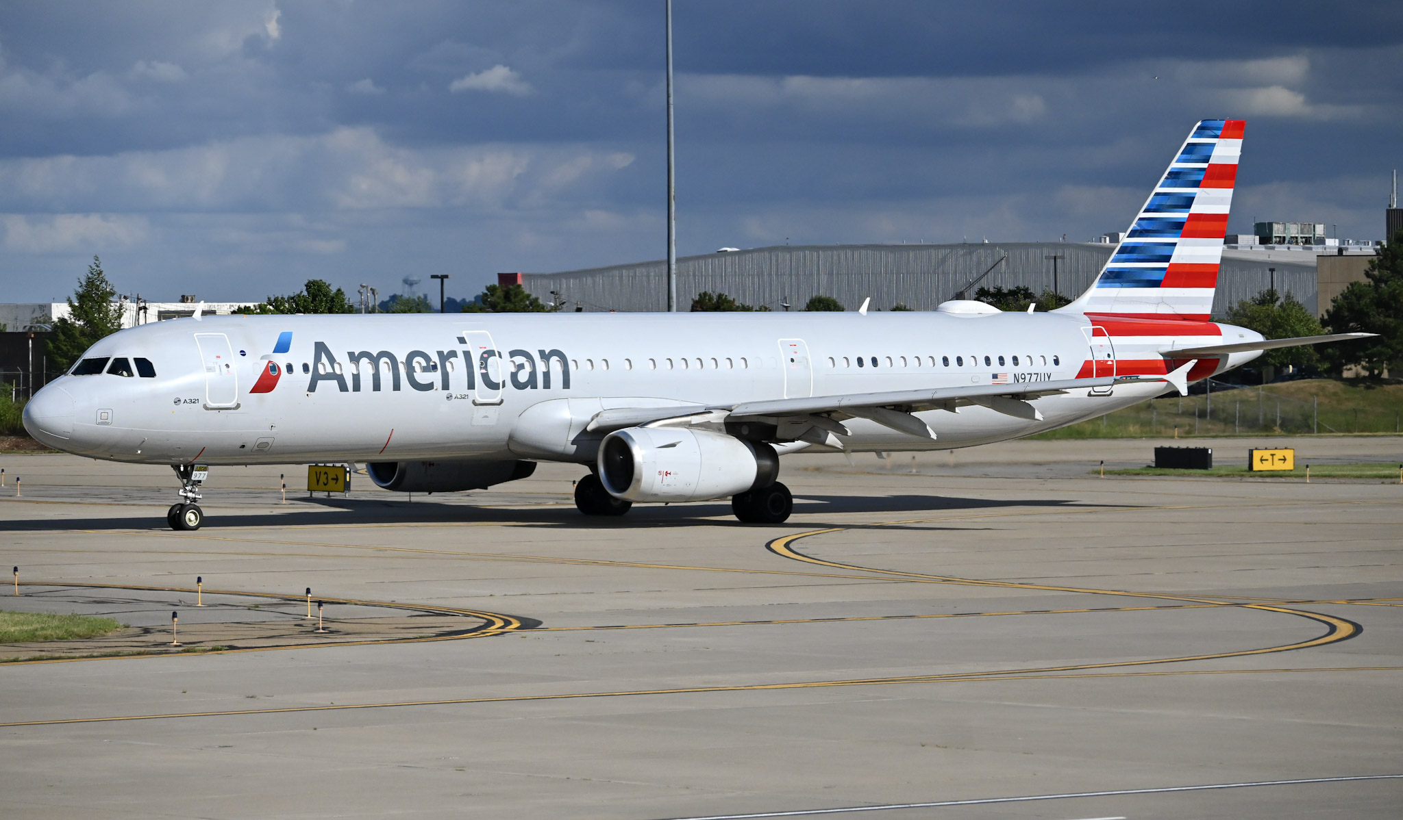 Full size: American Airlines Airbus A321-200 N977UY at Pittsburgh International Airport
