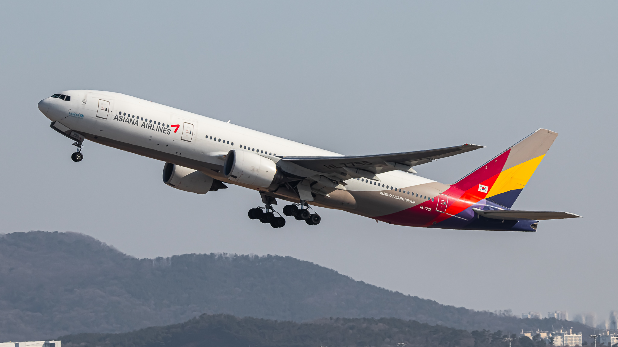 Full size: Asiana Airlines Boeing 777-28E(ER)\\ HL7755 at Seoul-Incheon International Airport