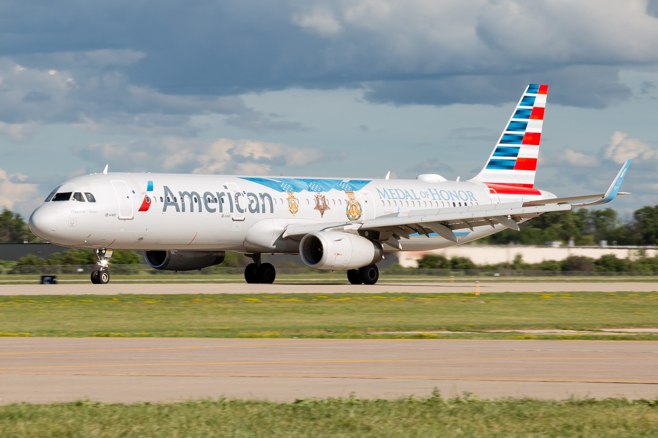 Full size: American Airlines Airbus A321-200 N167AN at Wittman Regional Airport