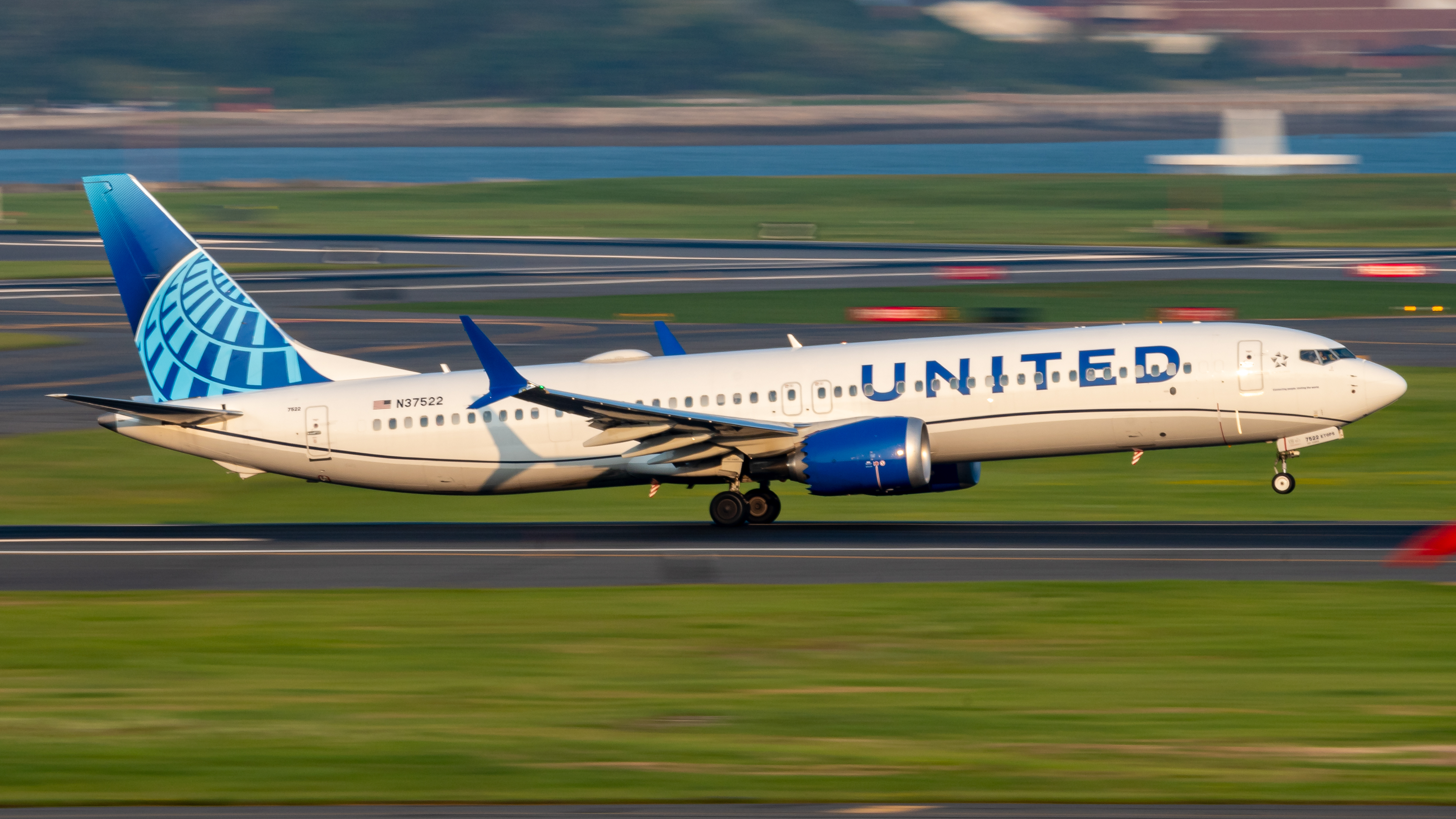 Full size: United Airlines Boeing 737 MAX 9 N37522 at General Edward Lawrence Logan International Airport