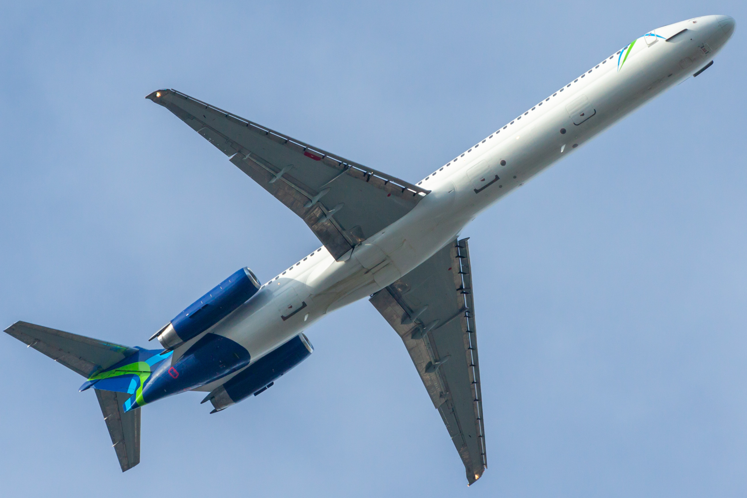 Full size: World Atlantic Airlines McDonnell Douglas MD-83 N804WA at William P Hobby Airport