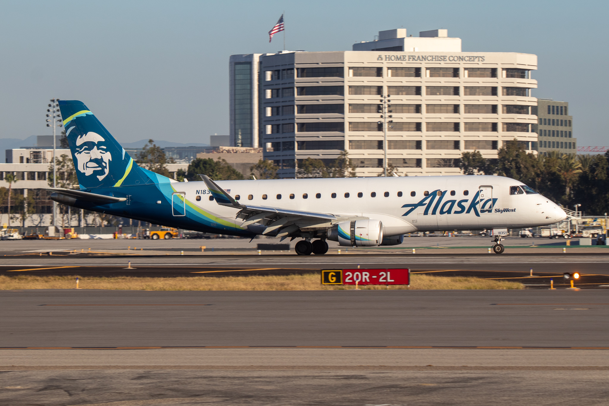 Full size: Alaska Airlines Embraer E175 N183SY at John Wayne/Orange County Airport