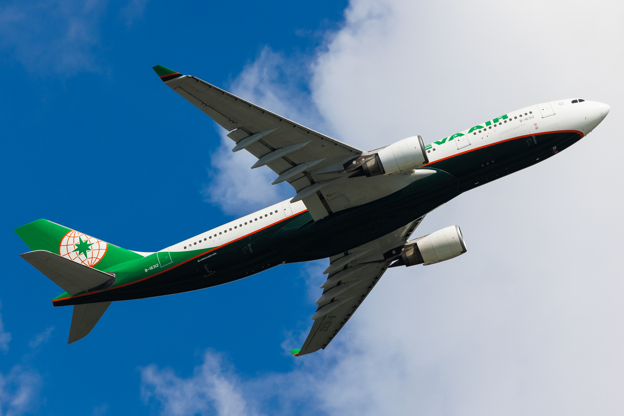 Full size: EVA Air Airbus A330-200 B-16312 at Hong Kong International Airport