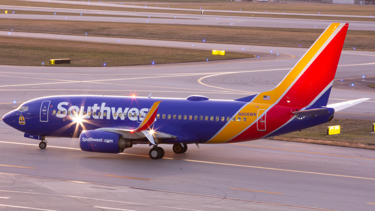 Full size: Southwest Airlines Boeing 737-700 N906WN at John Glenn Columbus International Airport