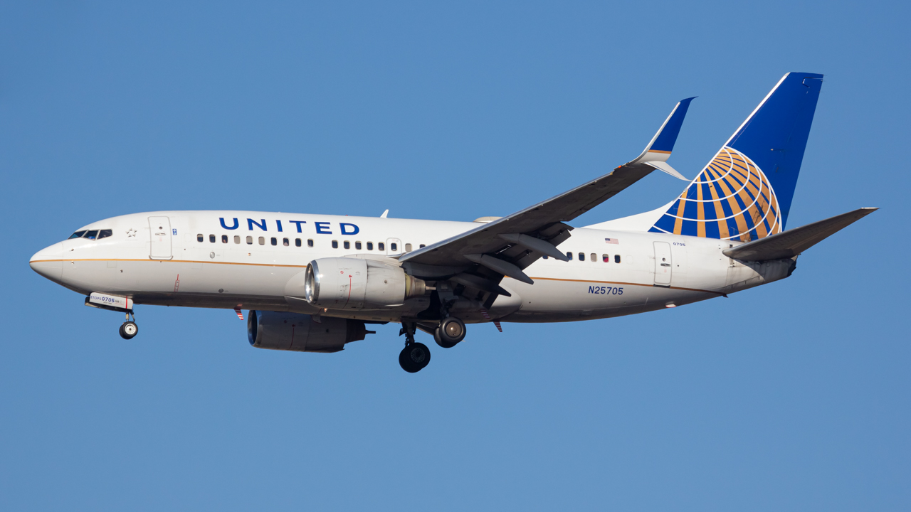 Full size: United Airlines Boeing 737-700 N25705 at Chicago O'Hare International Airport