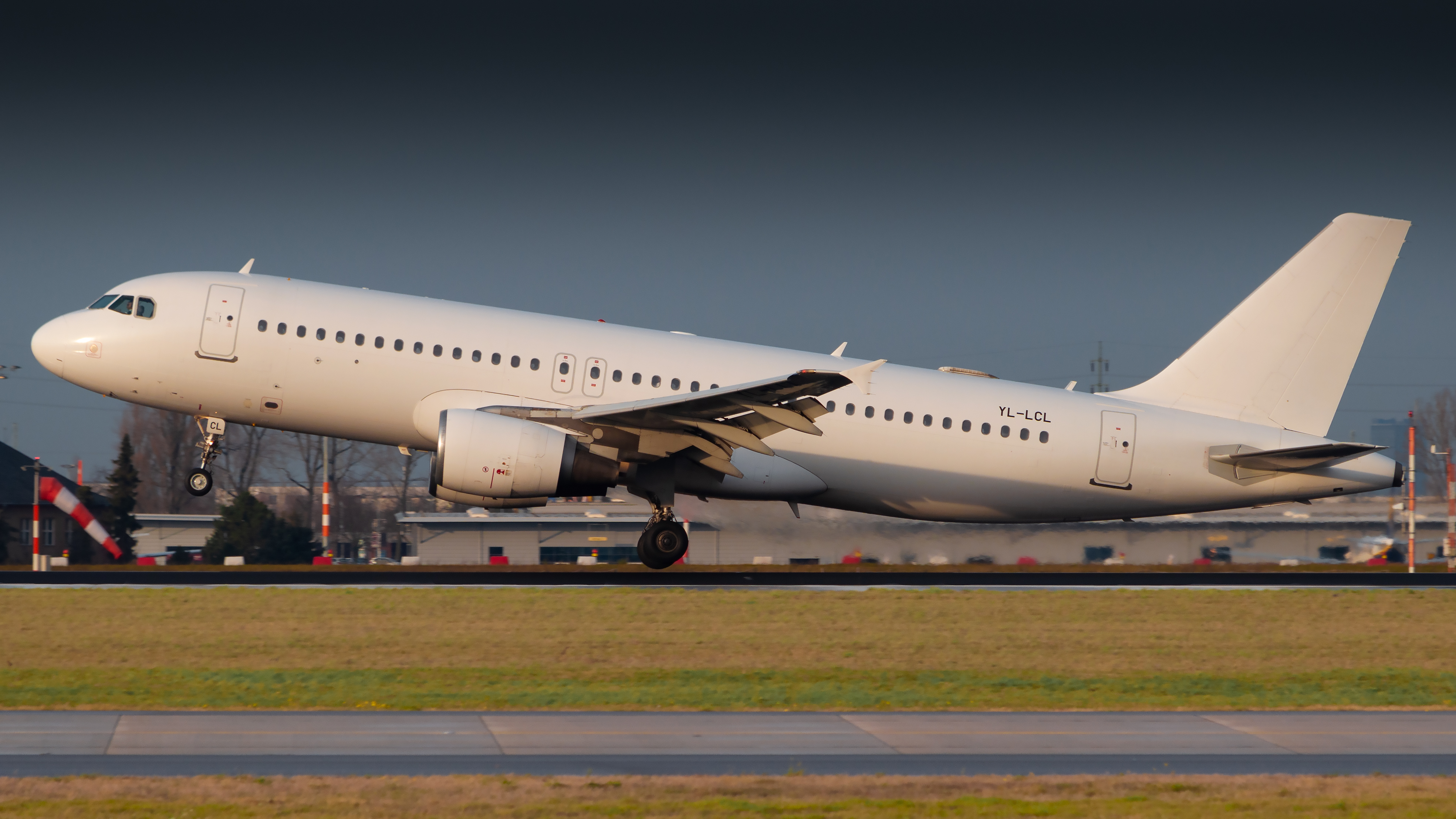 Full size: SmartLynx Airbus A320 YC-LCL at Berlin-Tegel Airport