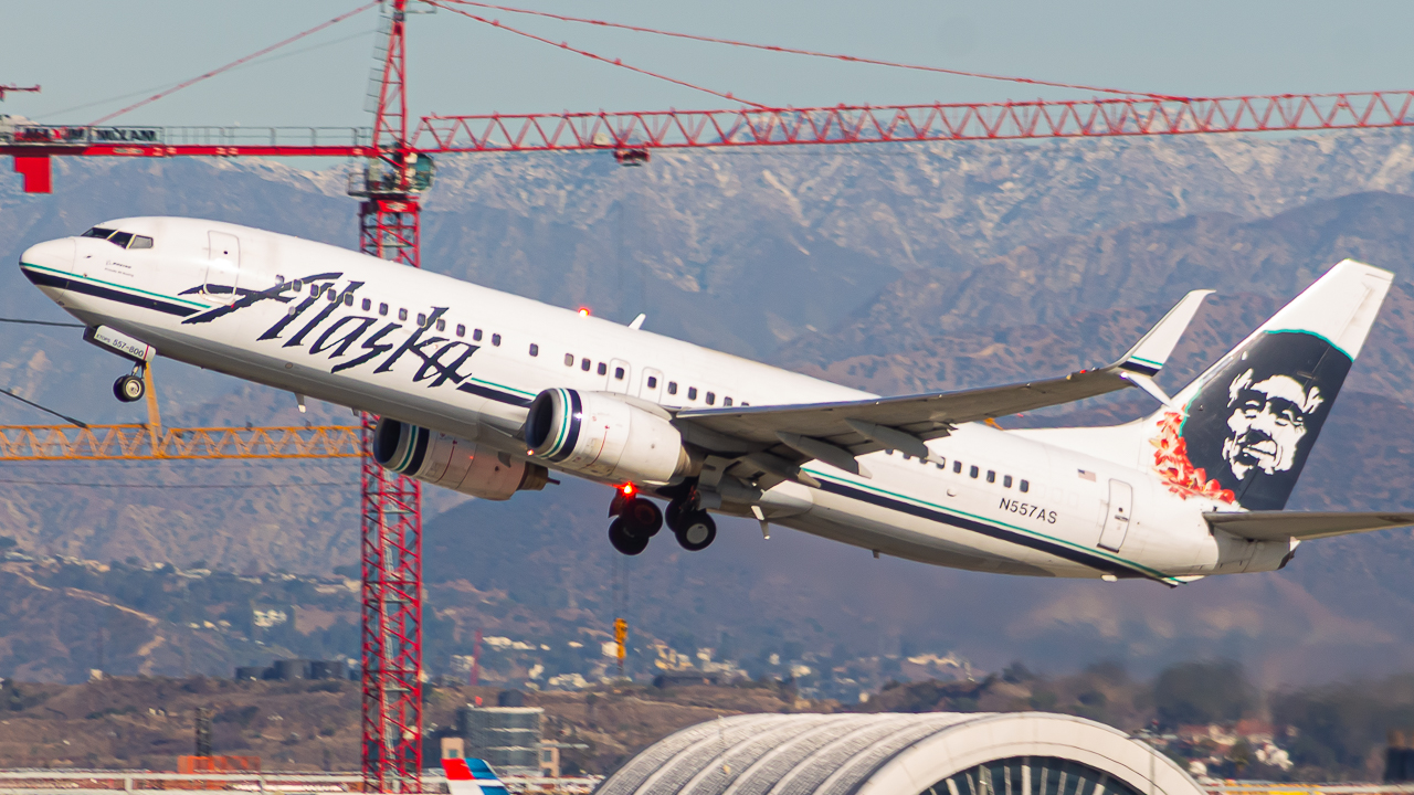 Full size: Alaska Airlines Boeing 737-800 N557AS at Los Angeles International Airport