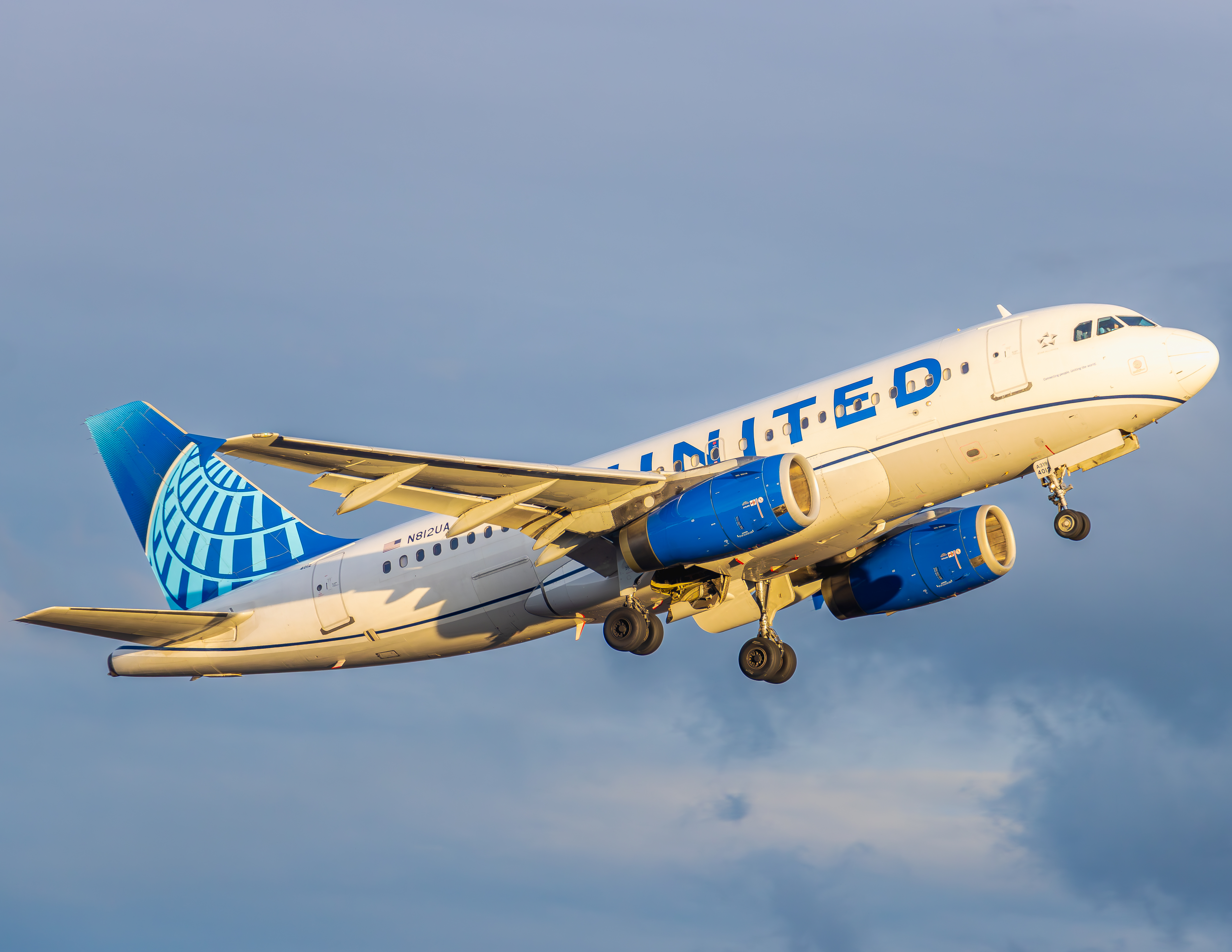 Full size: United Airlines Airbus A319 N812UA at Roberts Field Airport