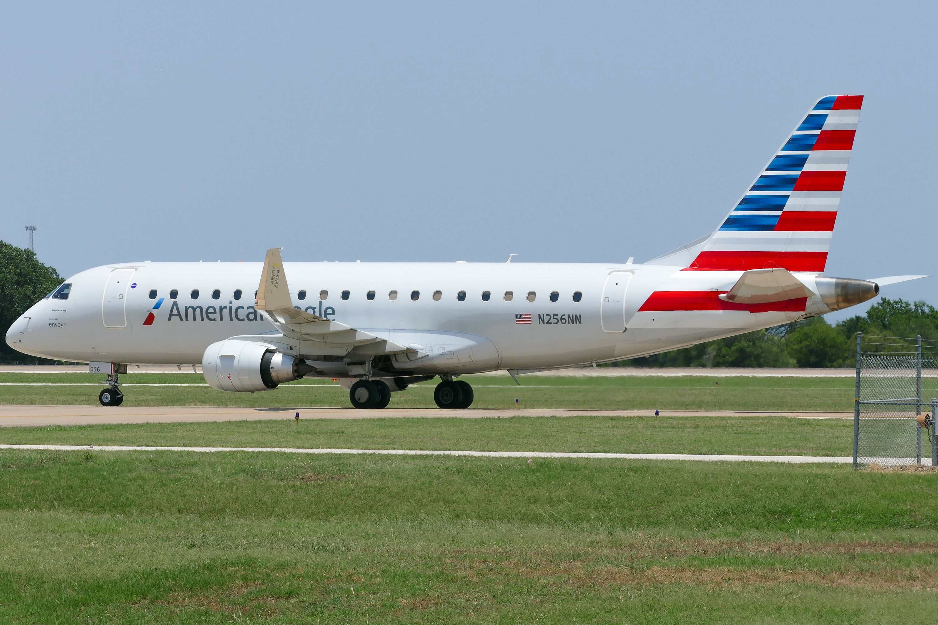 Full size: American Eagle Embraer E175 N256NN at Austin-Bergstrom International Airport