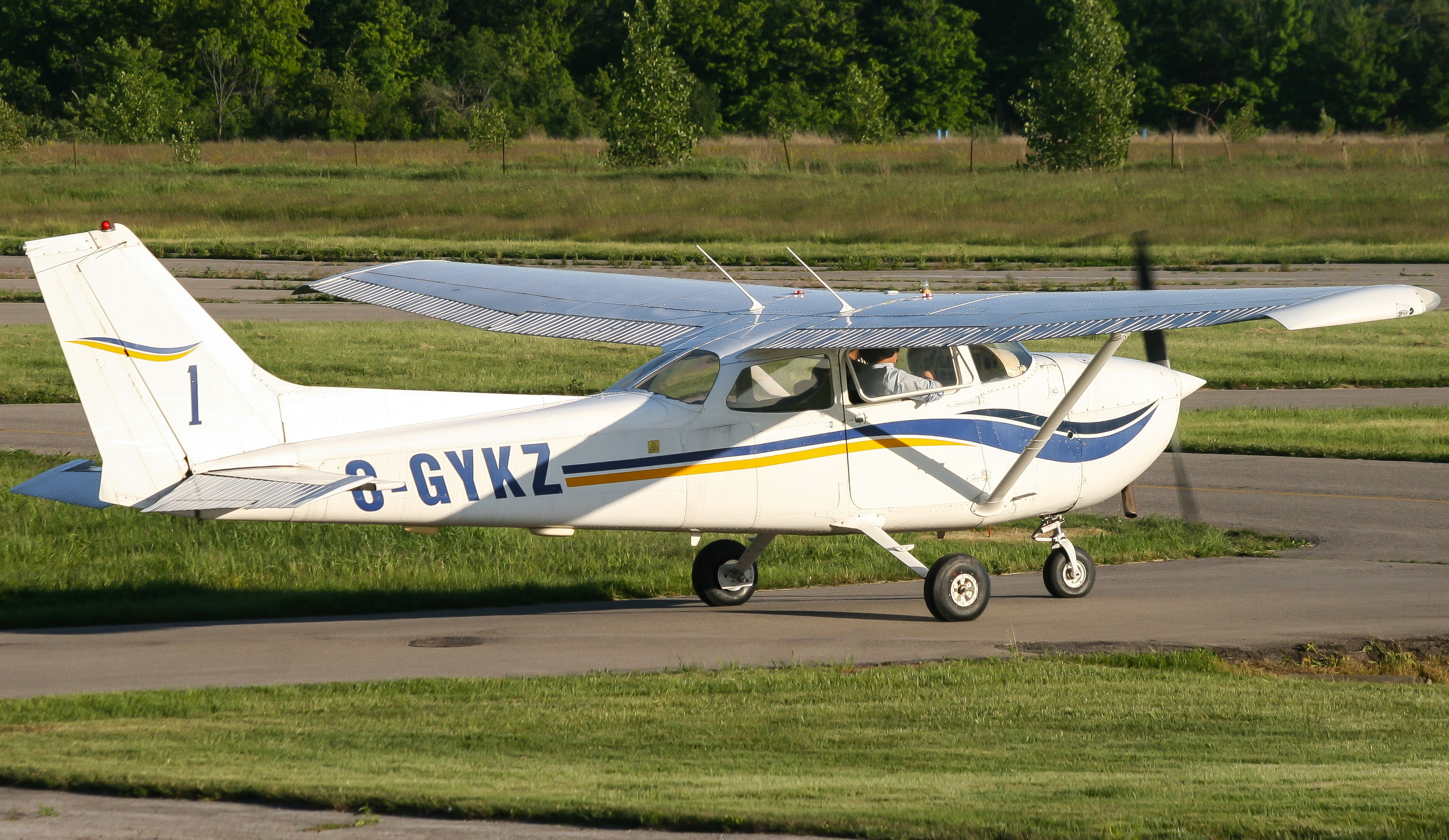 Full size: PRIVATE Cessna 172N Skyhawk C-GYKZ at 