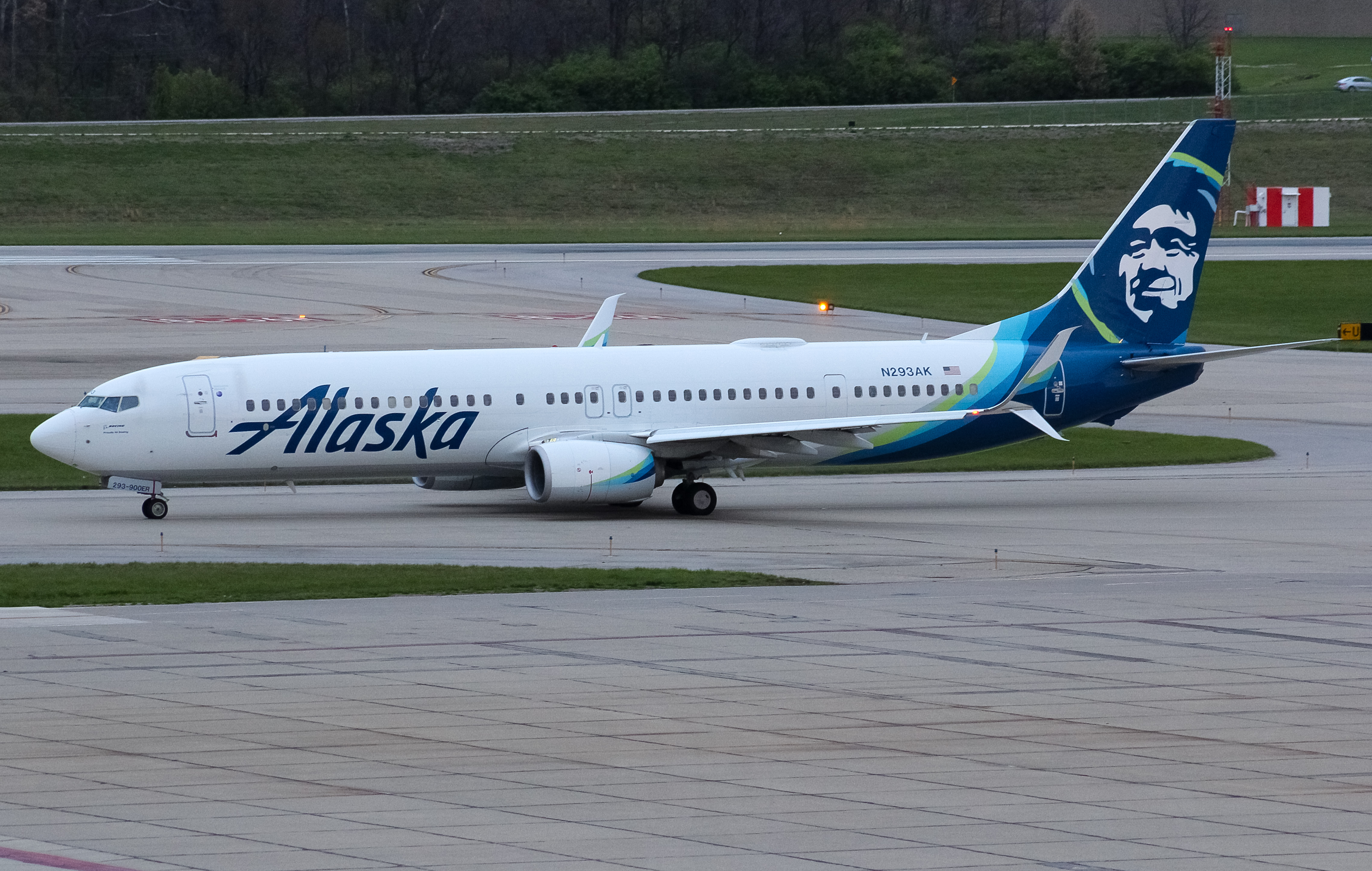 Full size: Alaska Airlines Boeing 737-900ER N293AK at Cincinnati/Northern Kentucky International Airport