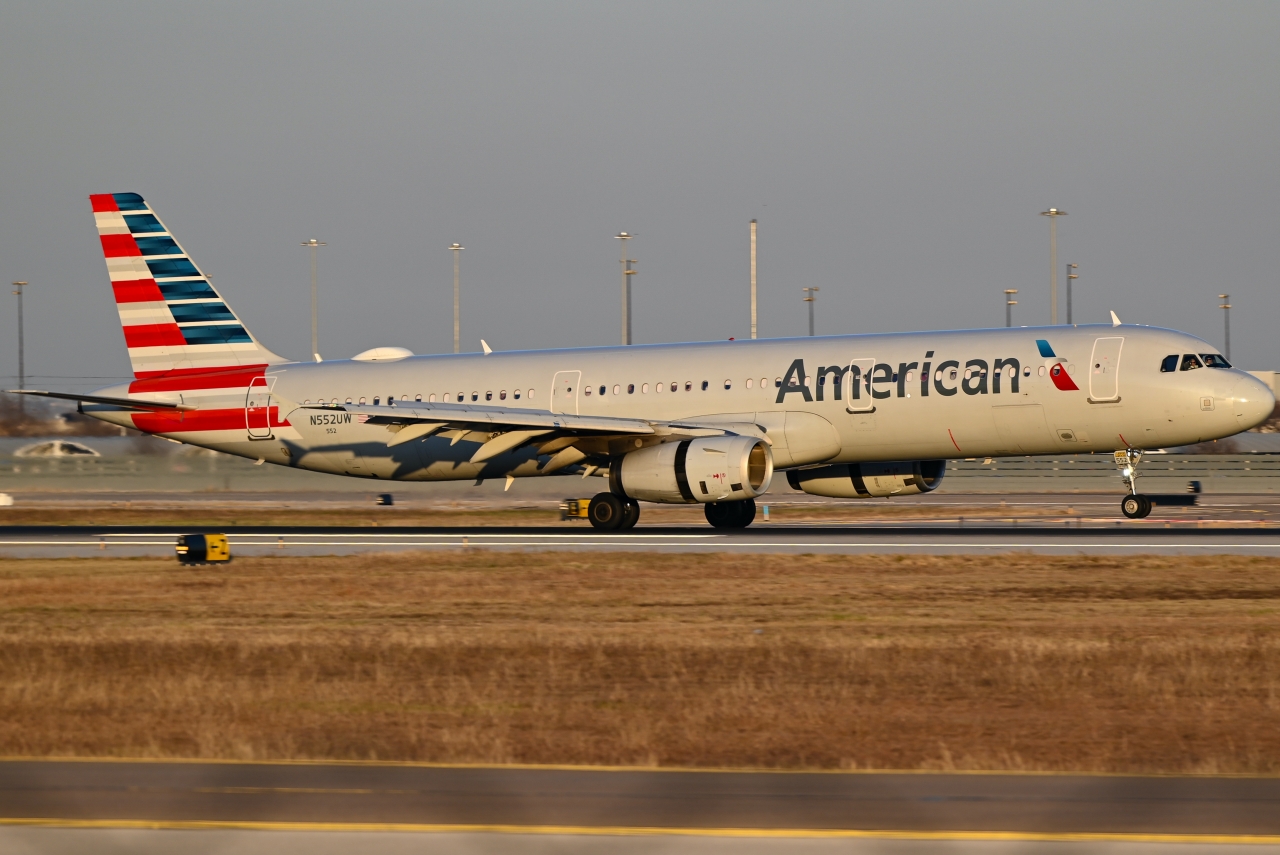 Full size: American Airlines Airbus A321-200 N552UW at Dallas-Fort Worth International Airport