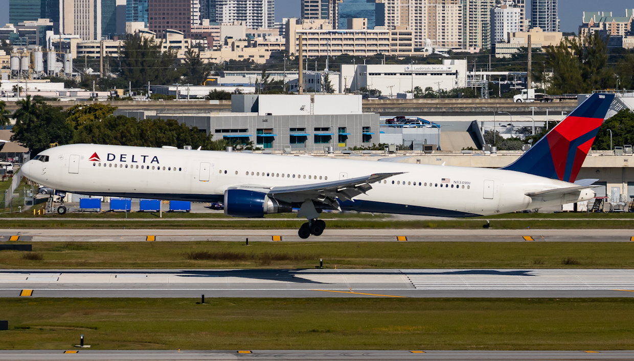Full size: Delta Airlines Boeing 767-400ER N834MH at Fort Lauderdale/Hollywood International Airport