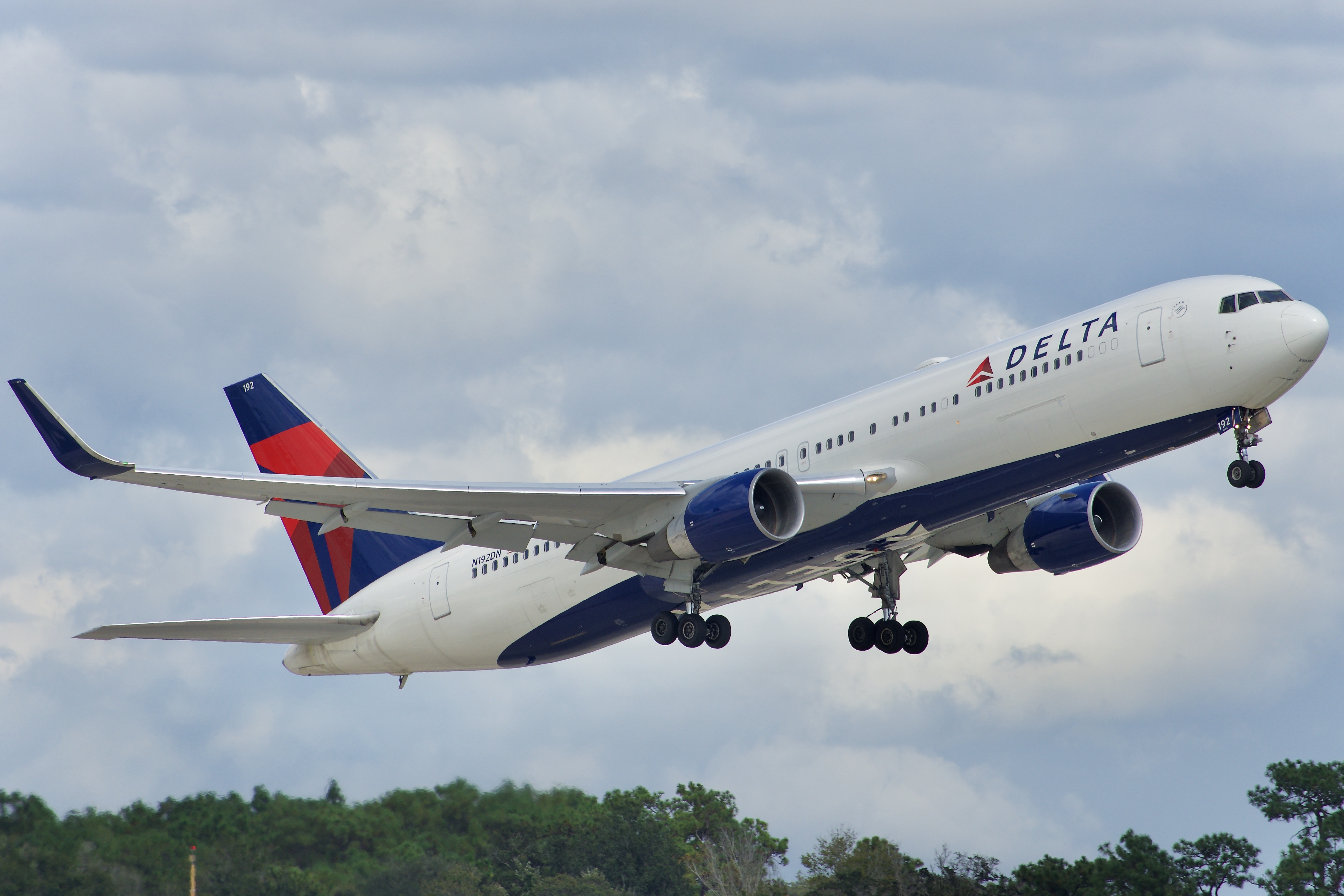 Full size: Delta Airlines Boeing 767-300ER N192DN at Orlando International Airport