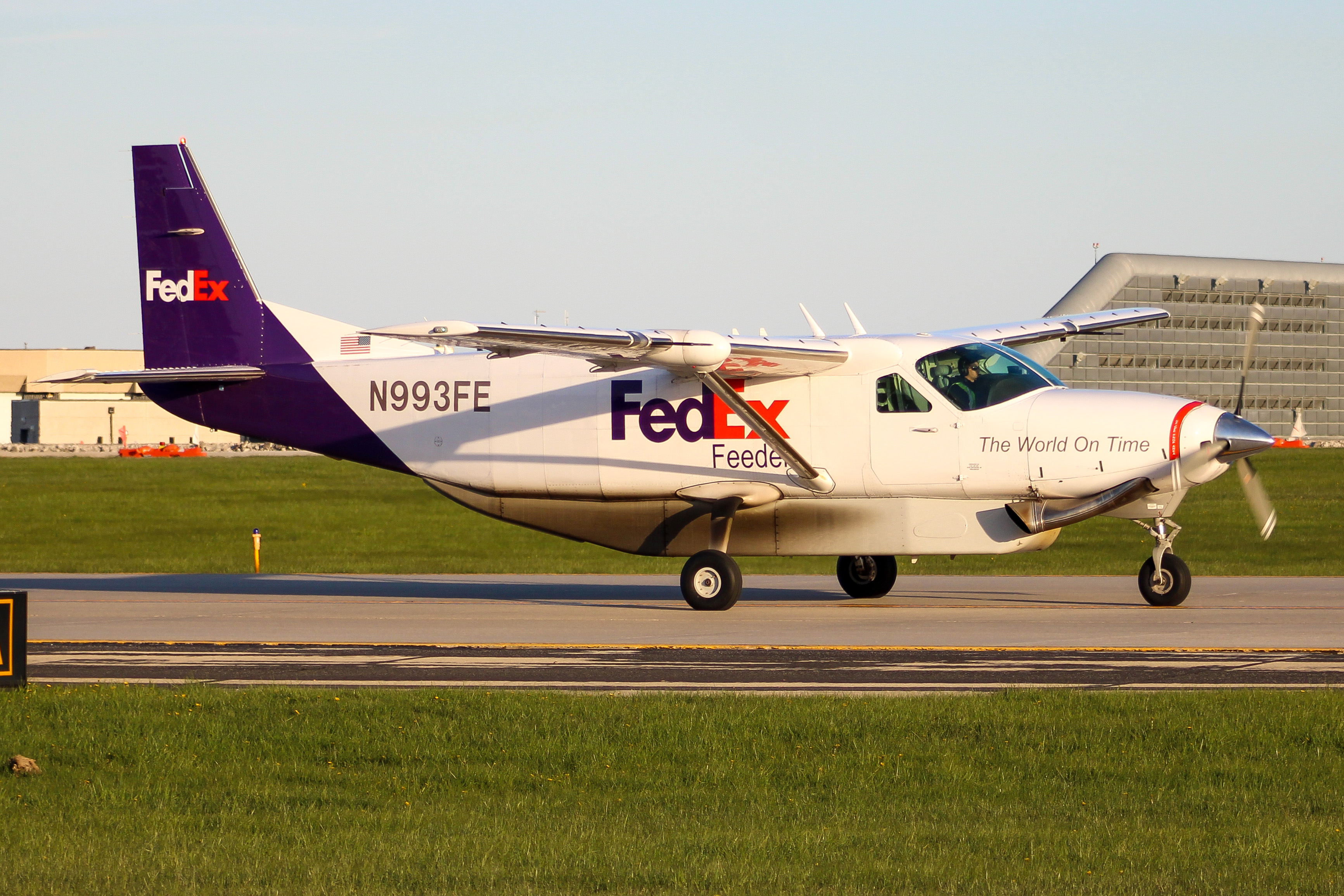 Full size: FedEx Cessna 208B Super Cargomaster  N993FE at General Mitchell International Airport
