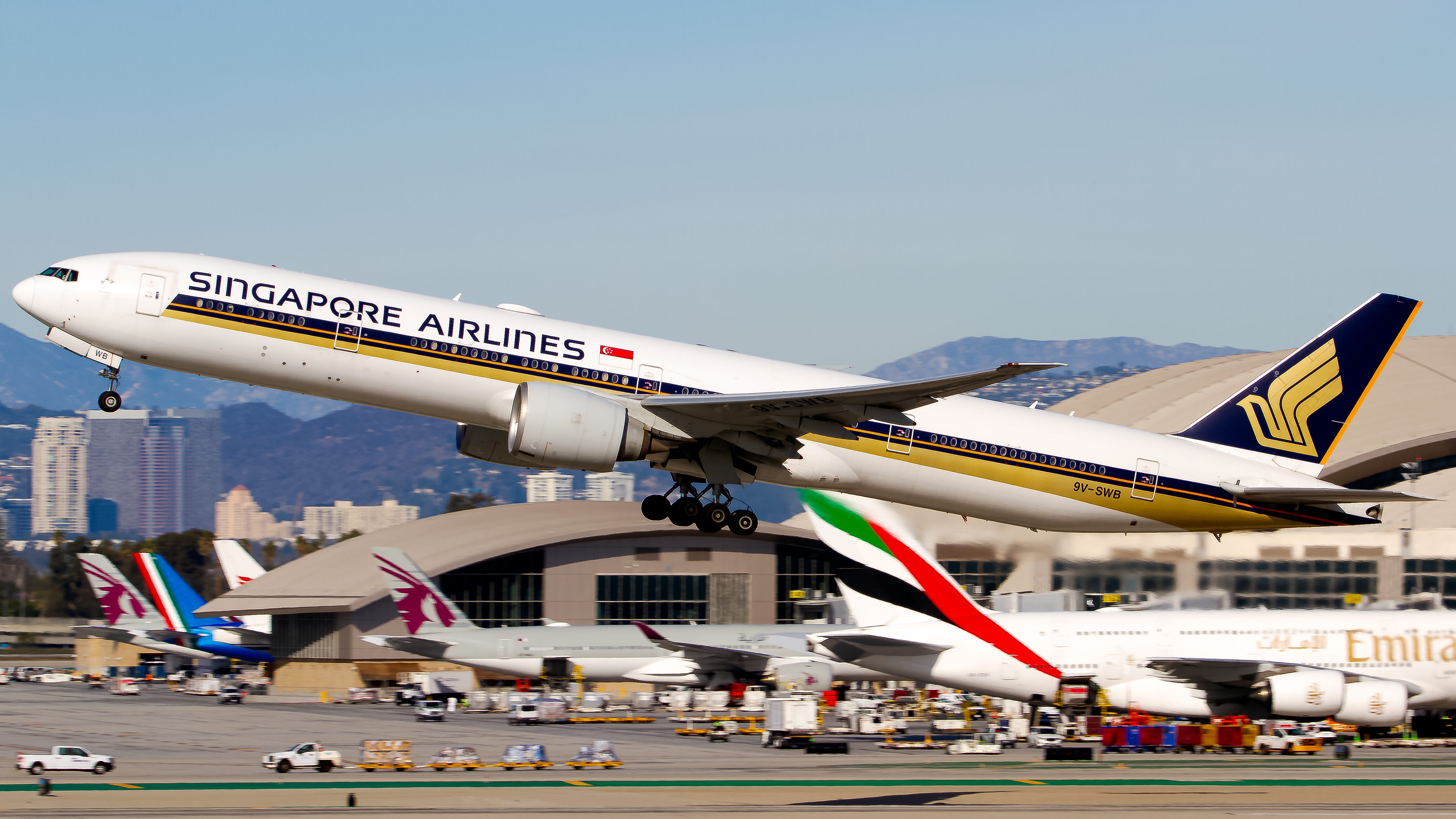 Full size: Singapore Airlines Boeing 777-300ER 9V-SWB at Los Angeles International Airport