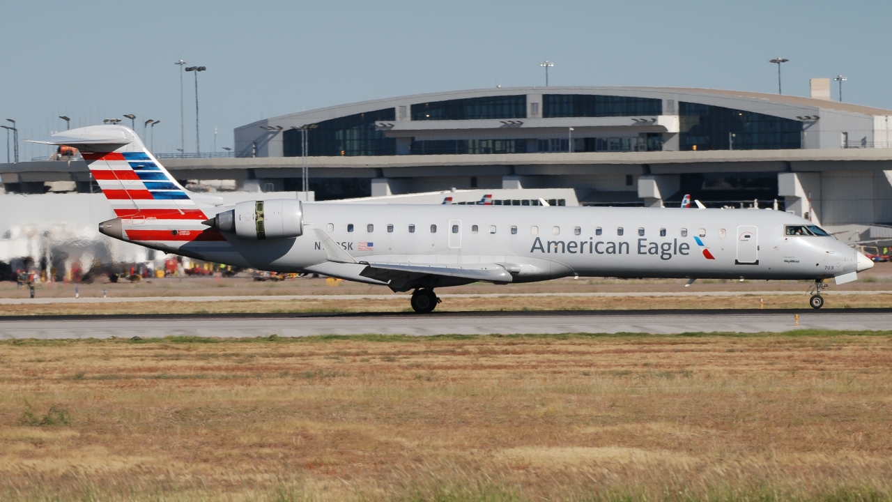 Full size: American Eagle Mitsubishi CRJ-700 N748SK at Dallas-Fort Worth International Airport