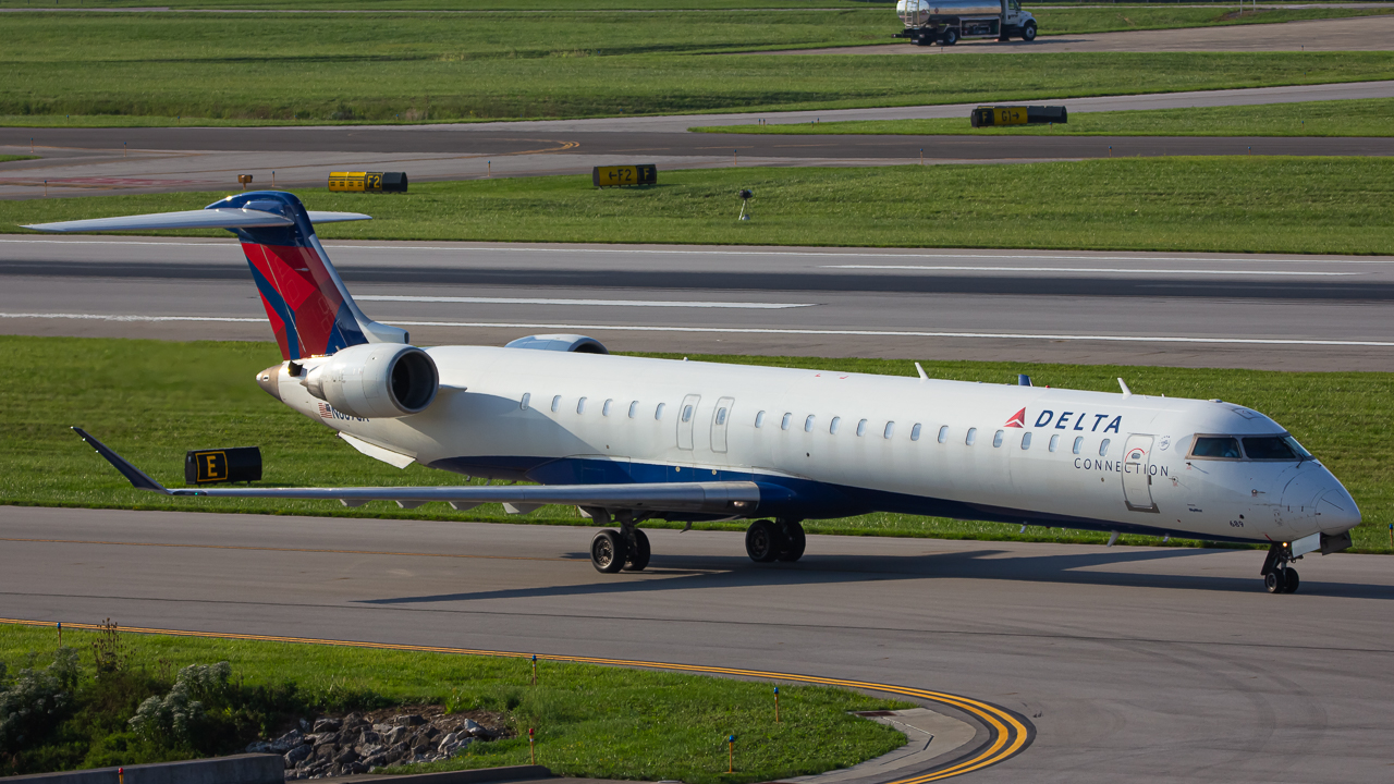 Full size: Delta Connection Mitsubishi CRJ-900 N689CA at John Glenn Columbus International Airport