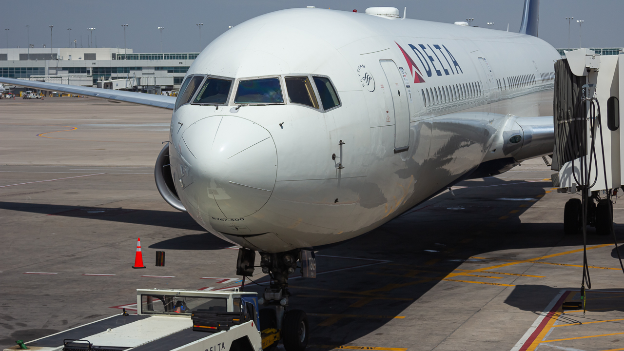 Full size: Delta Airlines Boeing 767-400ER N833MH at Hartsfield-Jackson Atlanta International Airport