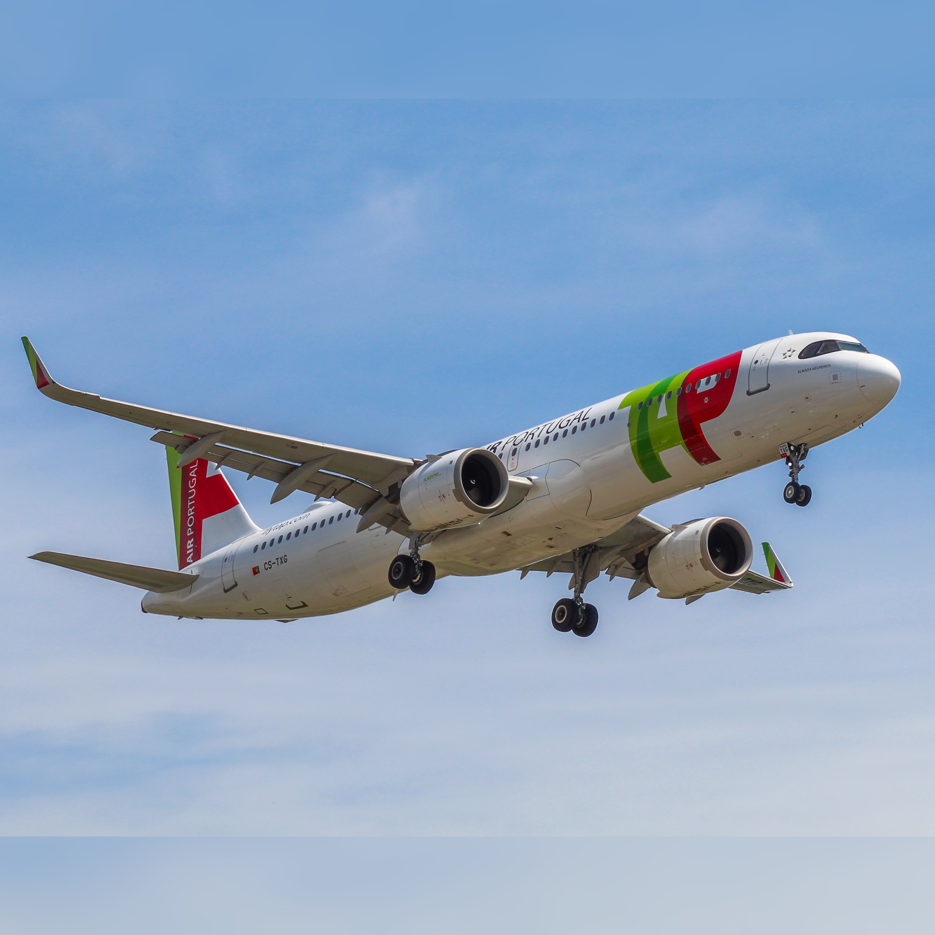 Full size: TAP Air Portugal Airbus A321NEO CS-TXG at Lester B Pearson International Airport